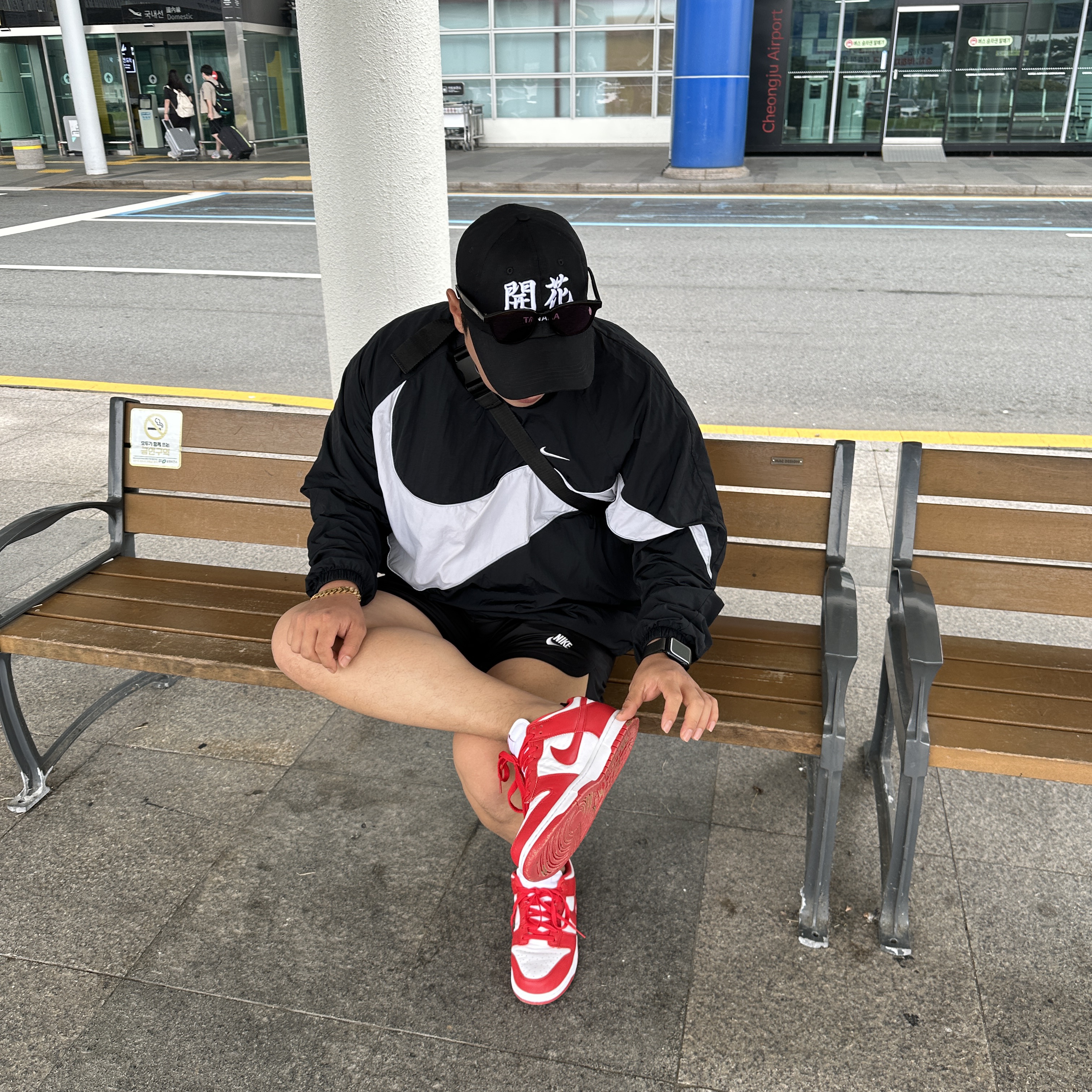 Nike Dunk Low SP White and University Red 2023, Darkr8m Studio x Tanaka Flowering Cap Black 착용 스타일