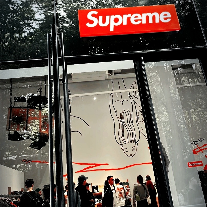 Supreme Tote Bag Blue - 23FW, Supreme Small Cinch Pouch Red - 23FW 착용 스타일 - 1