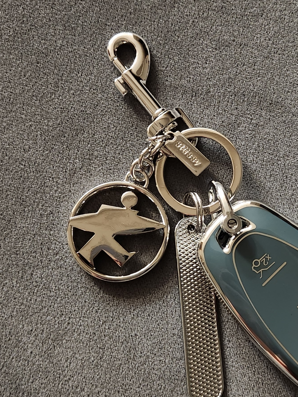 Stussy Surfman Keychain Silver 착용 스타일