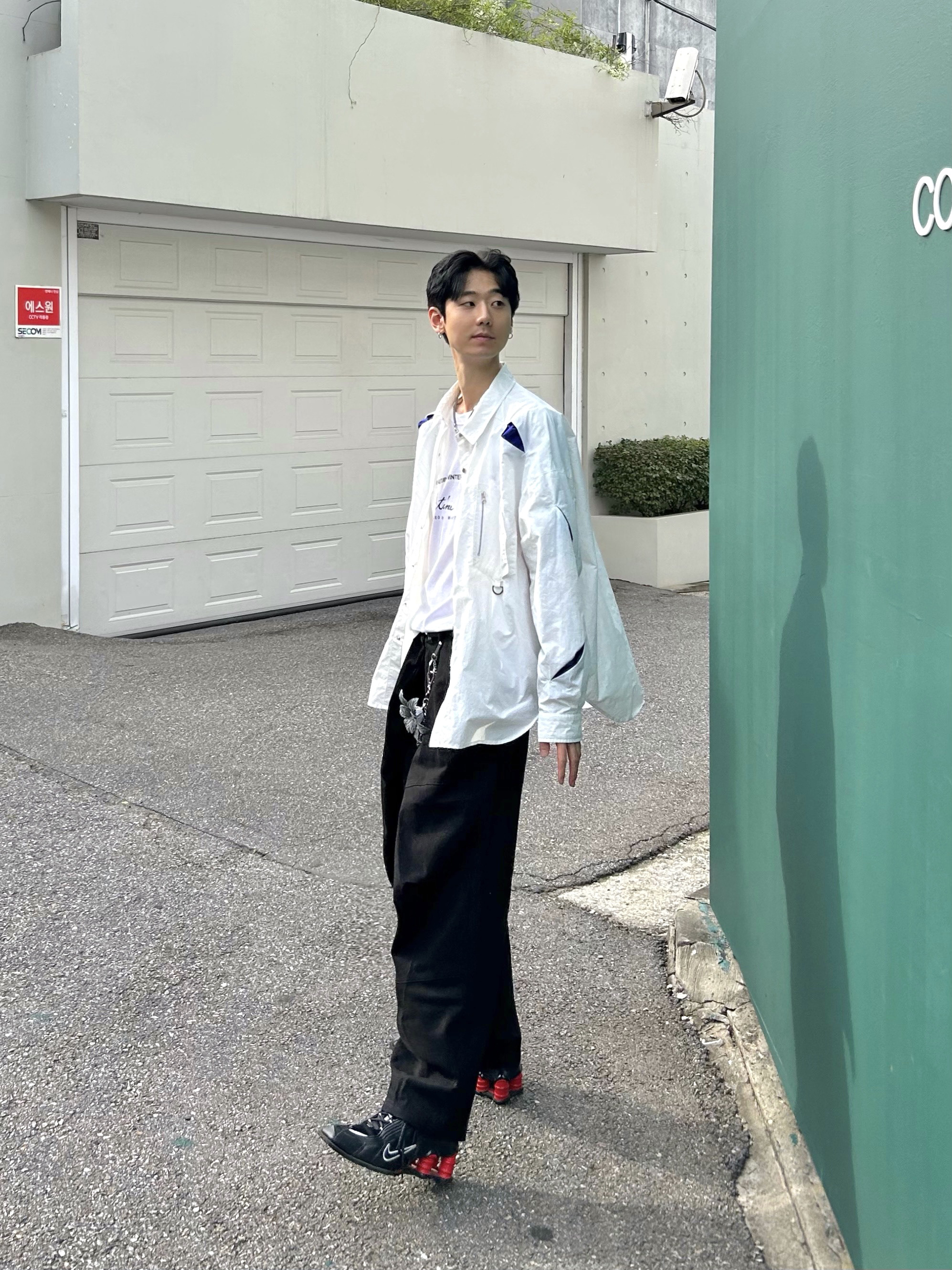 Nike x Martine Rose Shox MR4 Black, Martine Rose Classic Short Sleeve T-Shirt White 착용 스타일 - 2