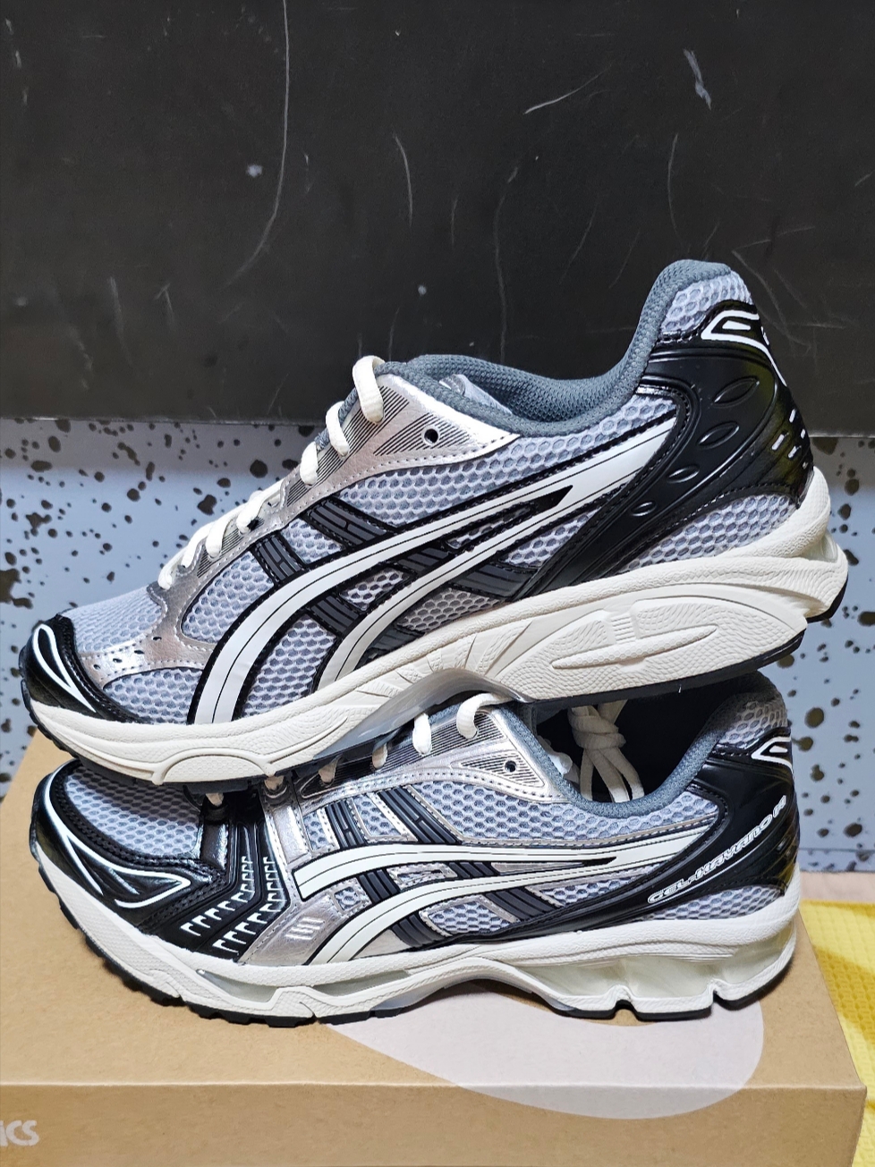 Asics Gel-Kayano 14 Black Glacier Grey 착용 스타일 - 2