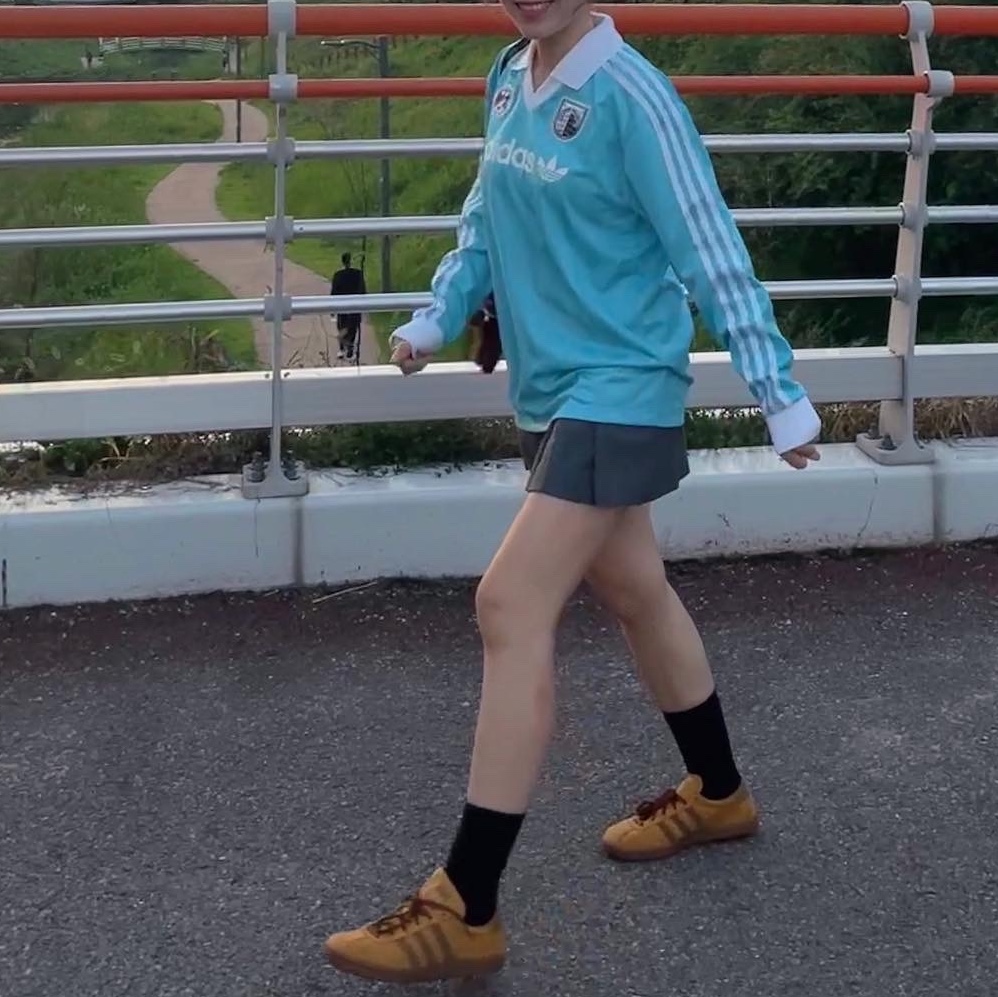Adidas Tobacco Gruen Mesa Brown Desert, (W) Adidas Football Long Sleeve T-Shirt Light Aqua - US Sizing 착용 스타일 - 2