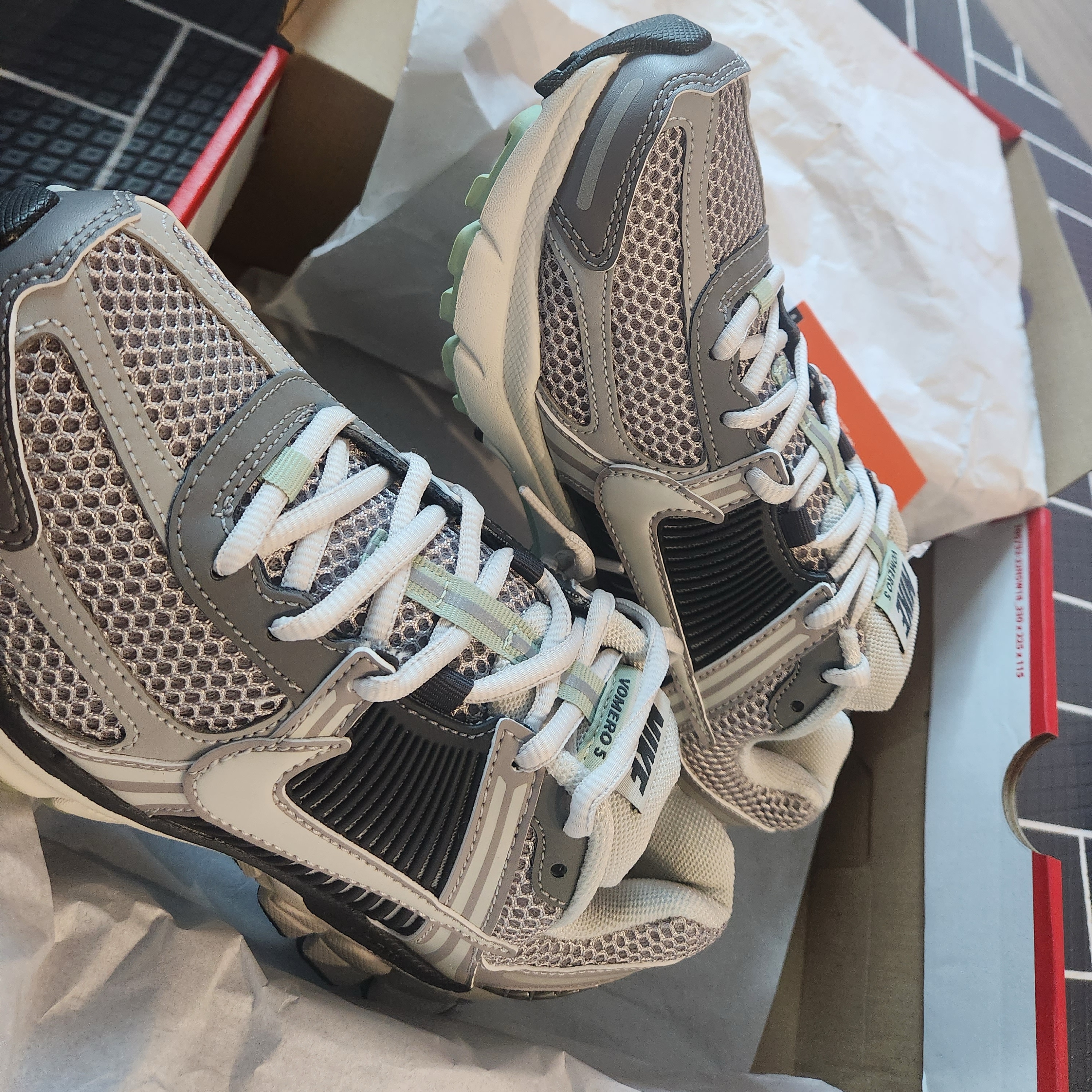 (W) Nike Zoom Vomero 5 Cobblestone and Flat Pewter 착용 스타일