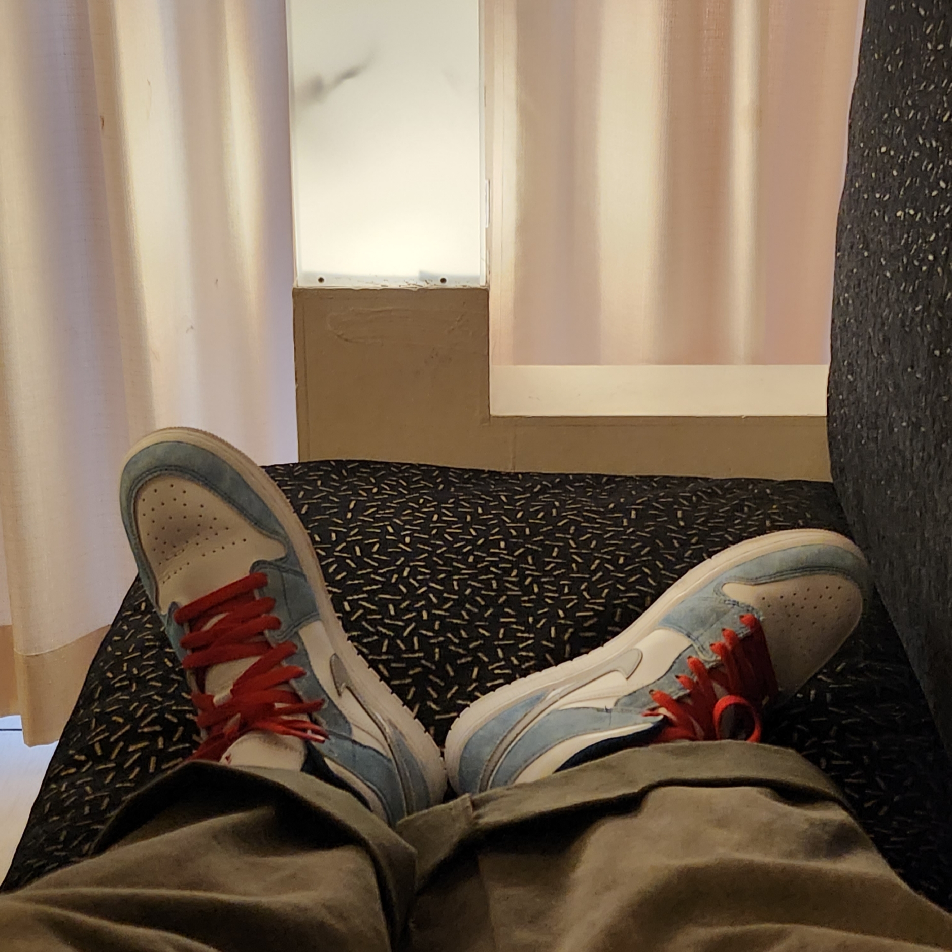 Jordan 1 Mid SE French Blue Fire Red 착용 스타일