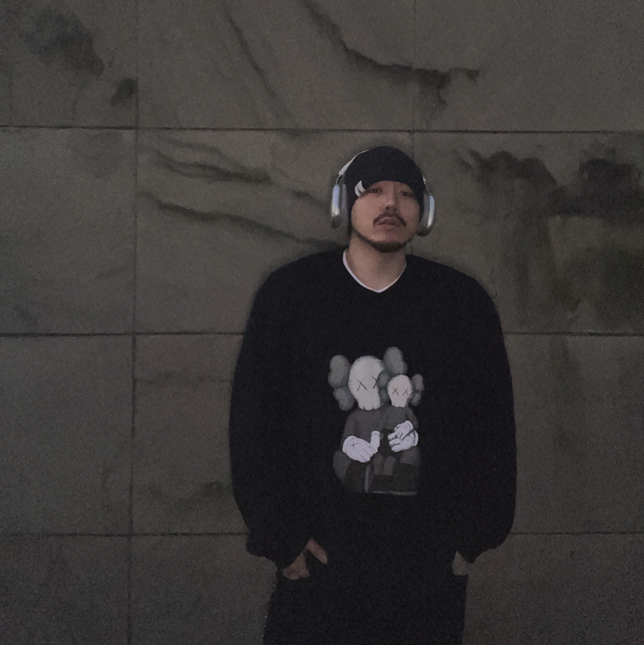 Uniqlo UT x Kaws Long Sleeve Sweatshirt Black, Uniqlo UT x Kaws Short Sleeve Graphic T-Shirt White 착용 스타일 - 1