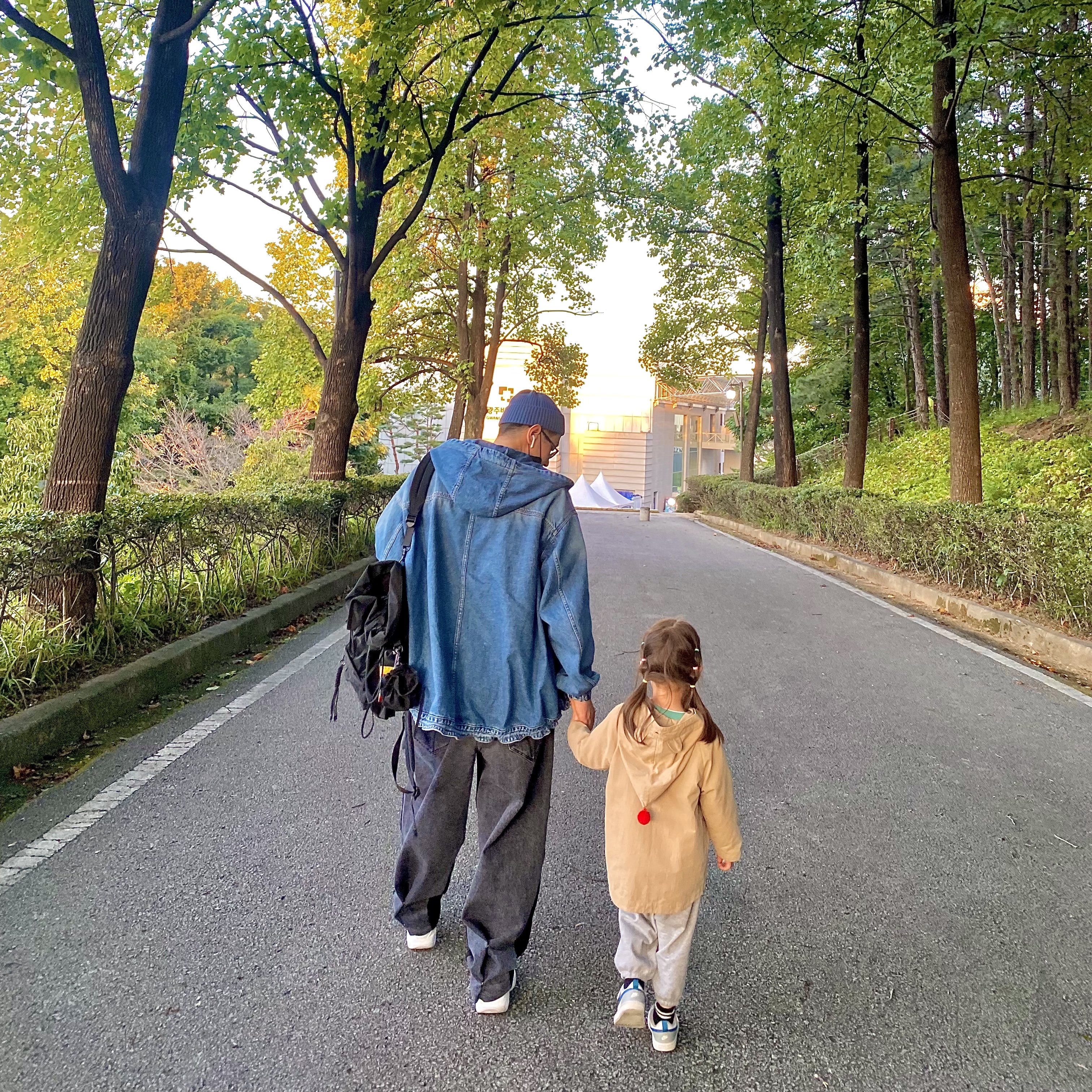 Juun.J Denim Wide Hooded Zip-Up Blue, Reebok x Juun.J Pump Court White 착용 스타일 - 3