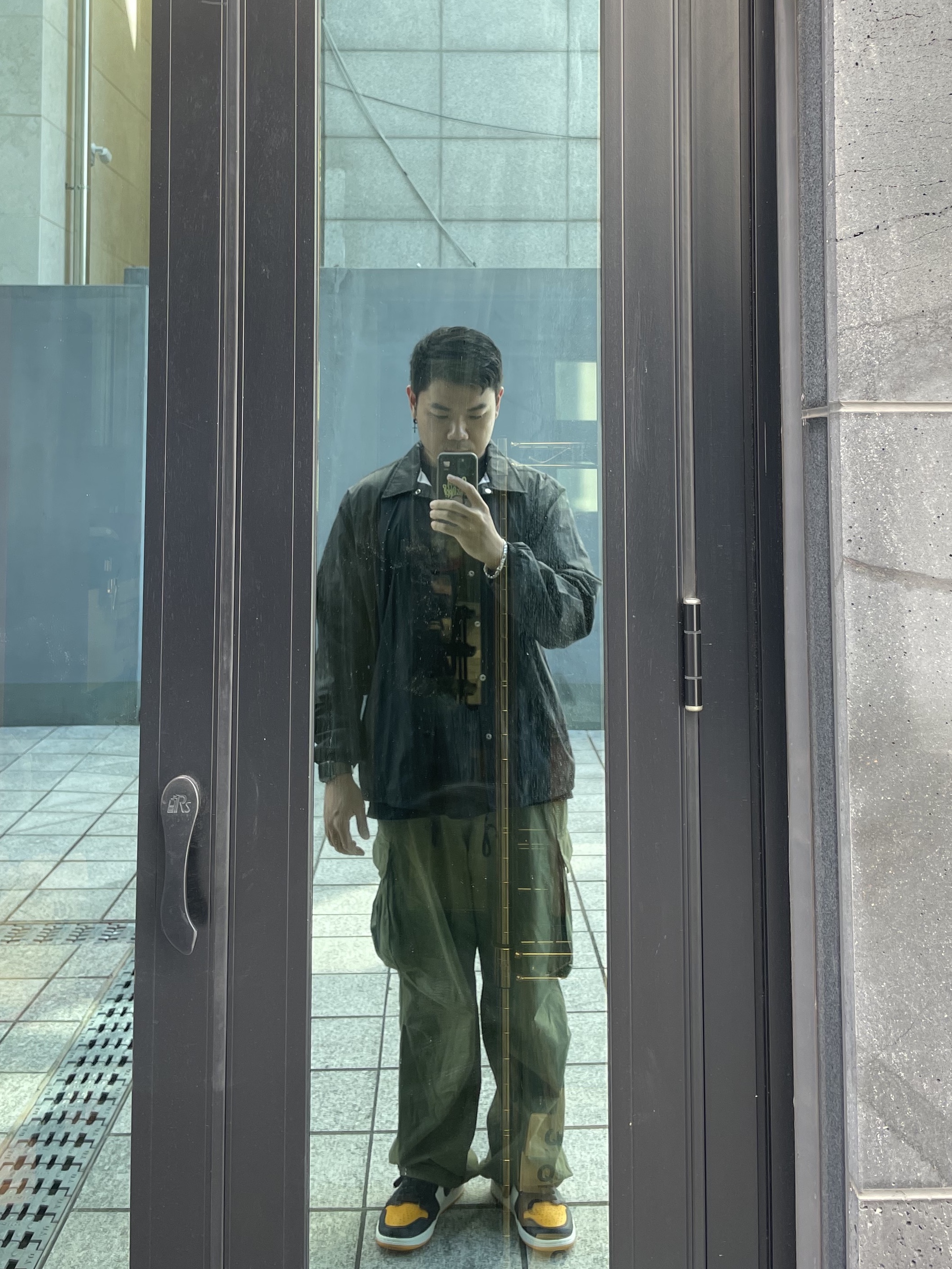 Jordan 1 Retro High OG Taxi, CDG Logo Coach Jacket Black 착용 스타일