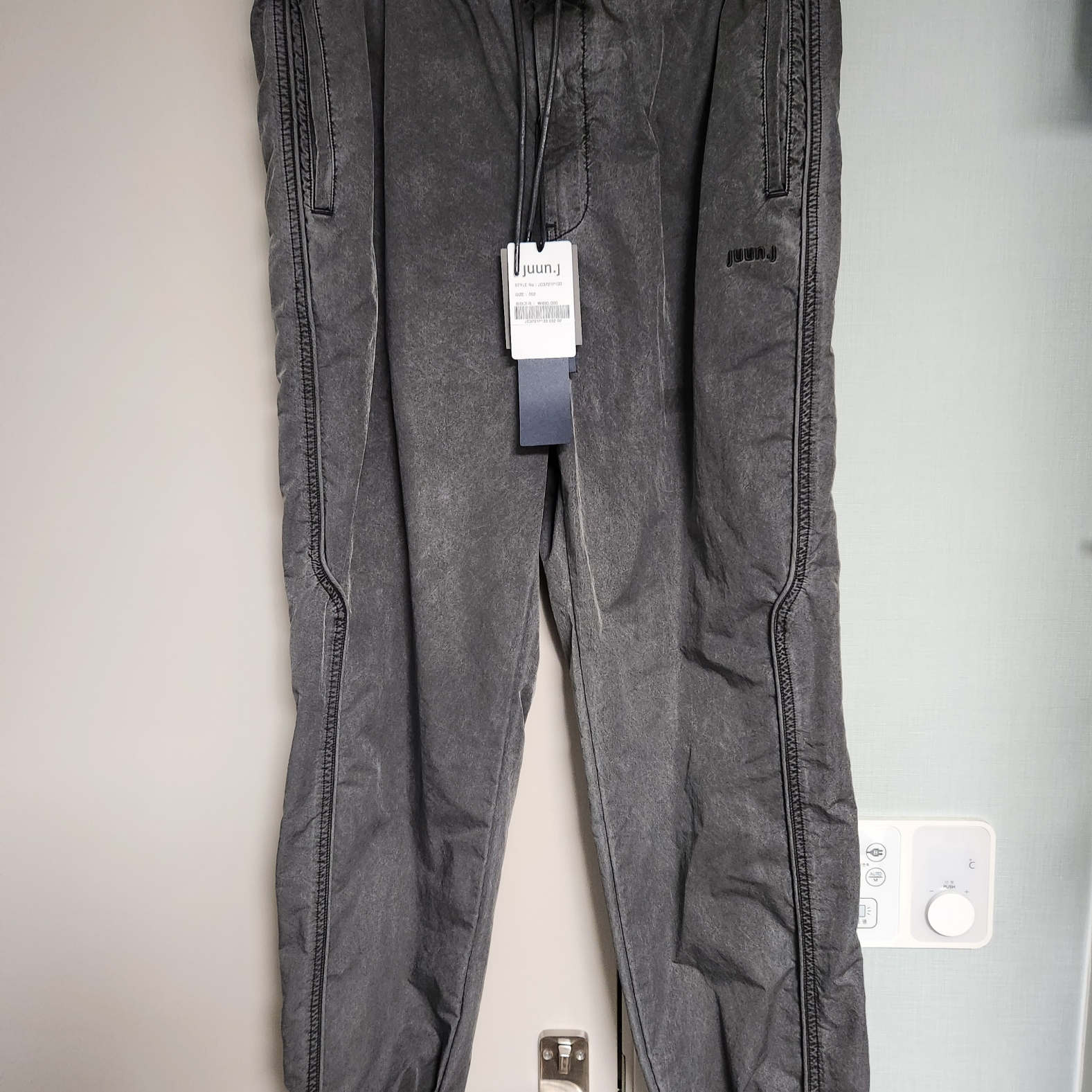 Juun.J Garment Dyed String Cargo Jogger Pants Grey 착용 스타일 - 1