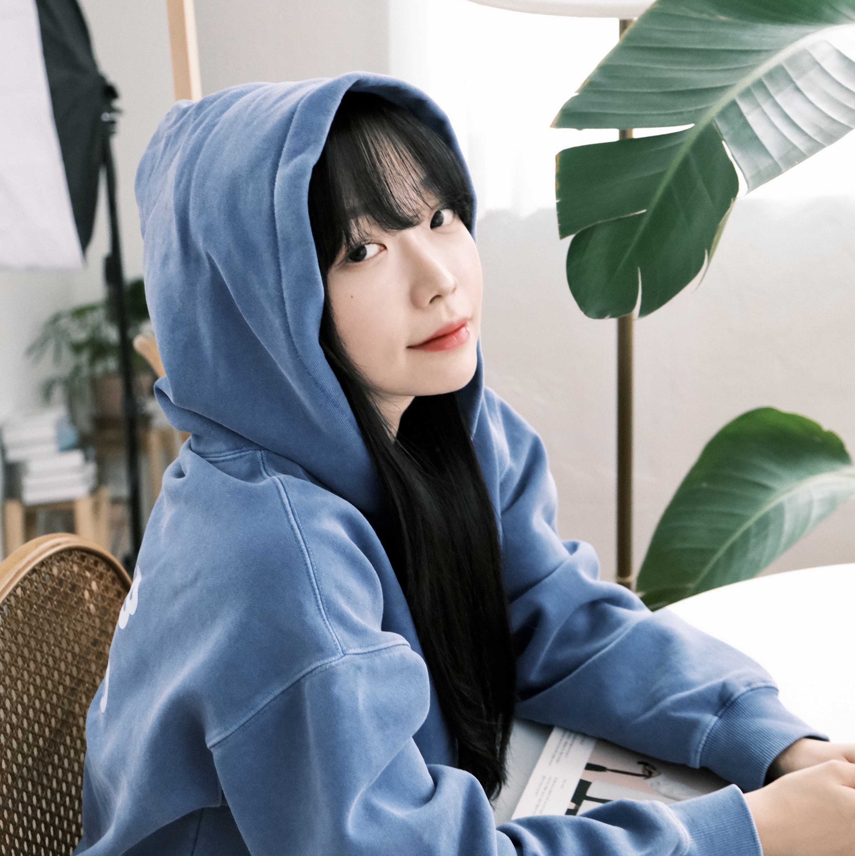 IAB Studio Pigment Hoodie Royal Blue - 22FW 착용 스타일 - 3