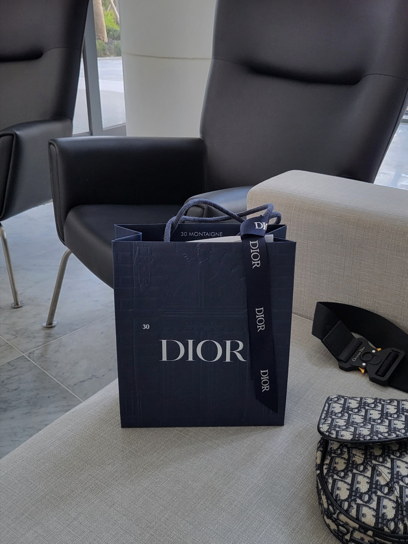 Dior Bi-Fold Card Holder Beige & Black Dior Oblique Jacquard 착용 스타일 - 1
