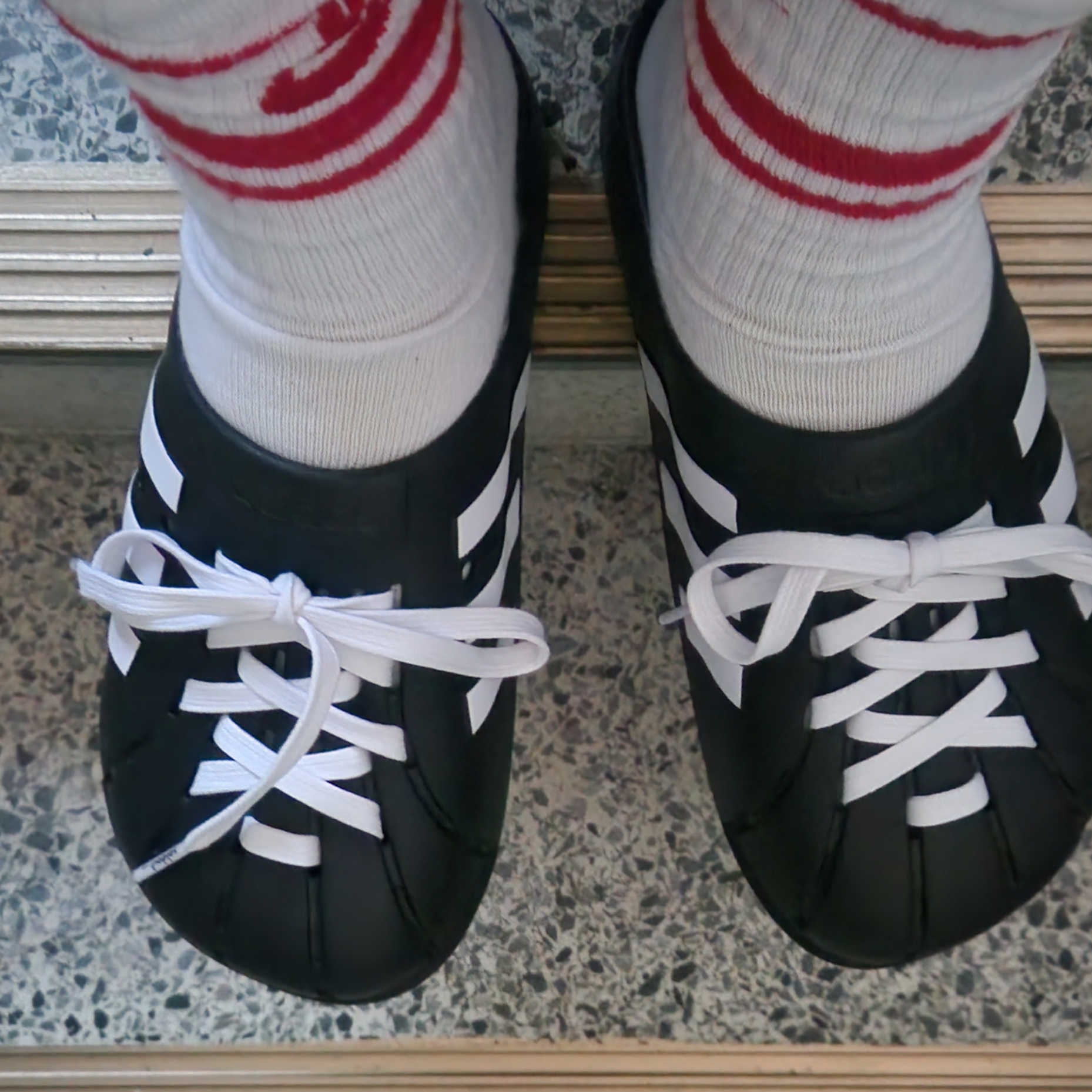 Adidas Adilette Clog Black White 착용 스타일