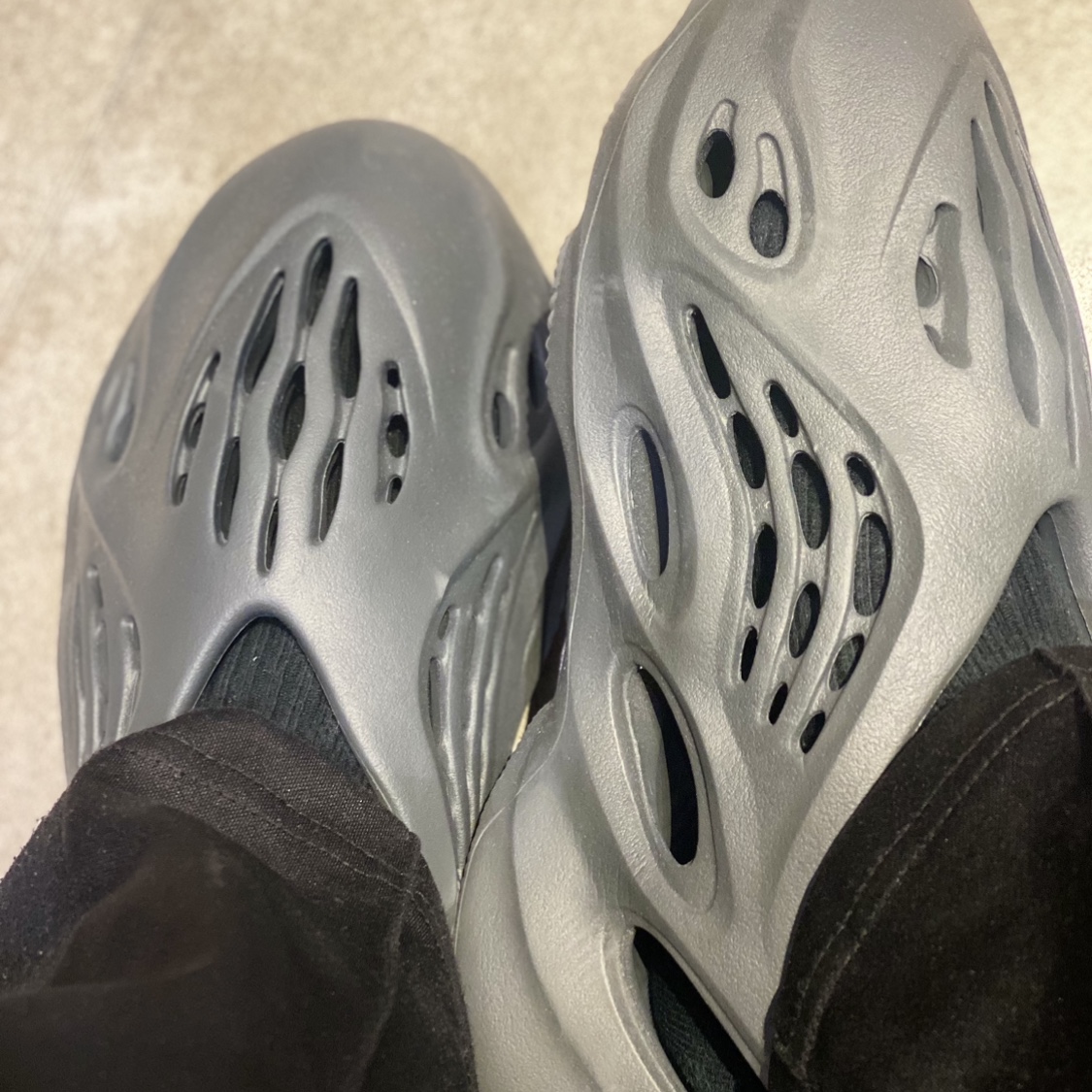 Adidas Yeezy Foam RNNR Onyx, Needles Narrow Track Pants Poly Smooth Brown - Sculpstore Exclusive 착용 스타일