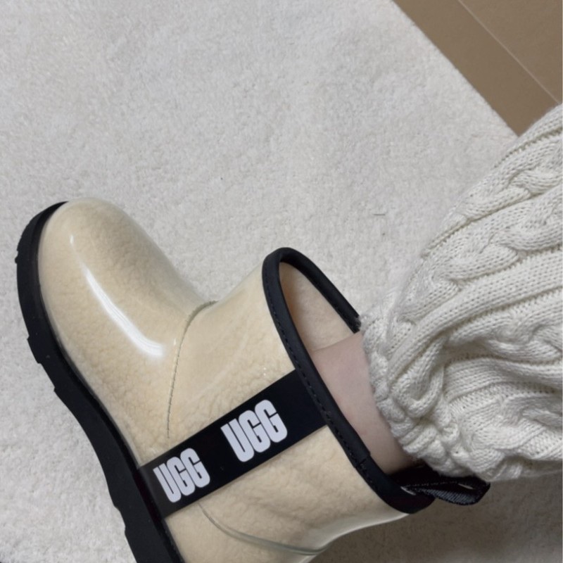 (Kids) UGG Classic Clear Mini II Natural Black 착용 스타일 - 3