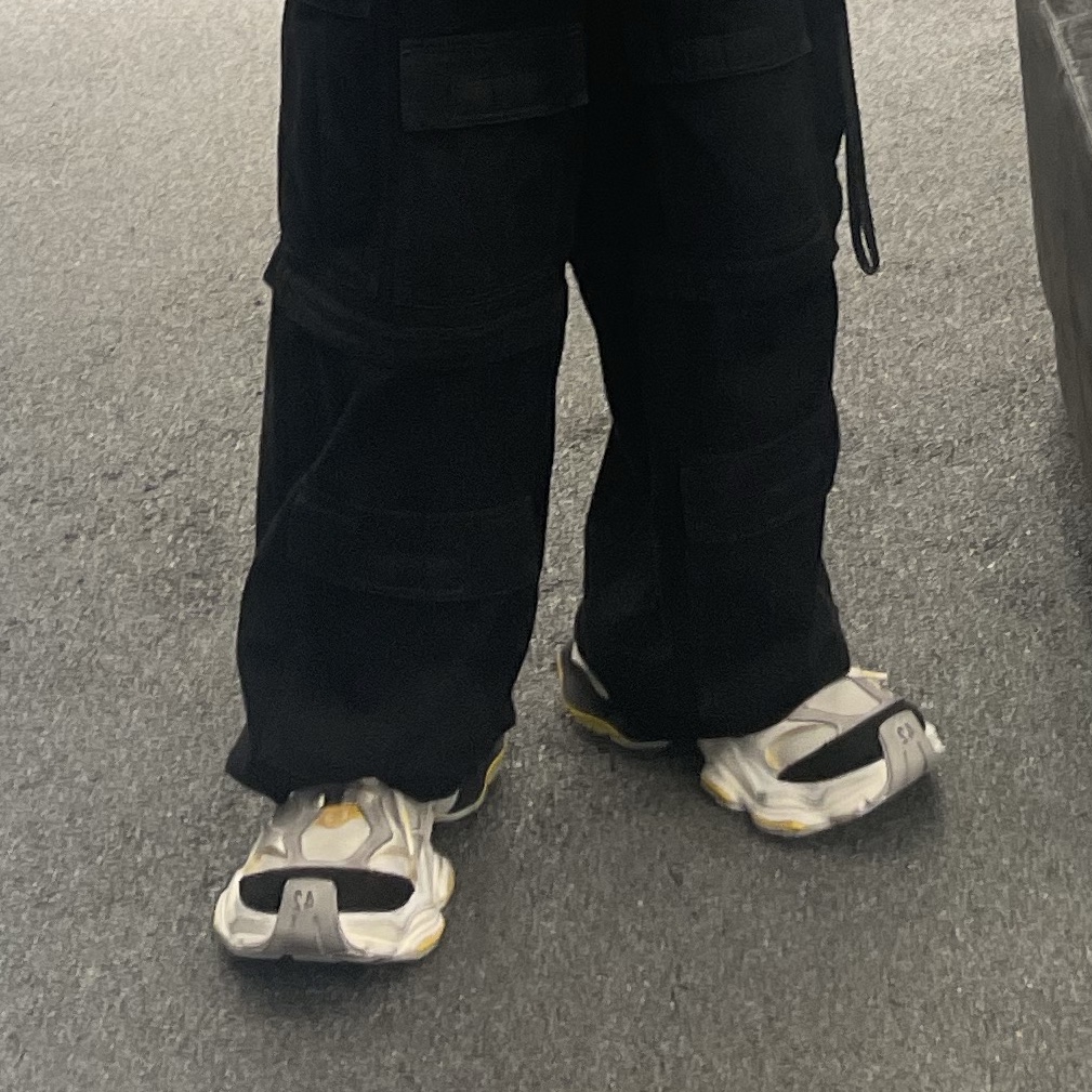 Balenciaga Cargo Sneakers Grey Black Yellow 착용 스타일 - 5