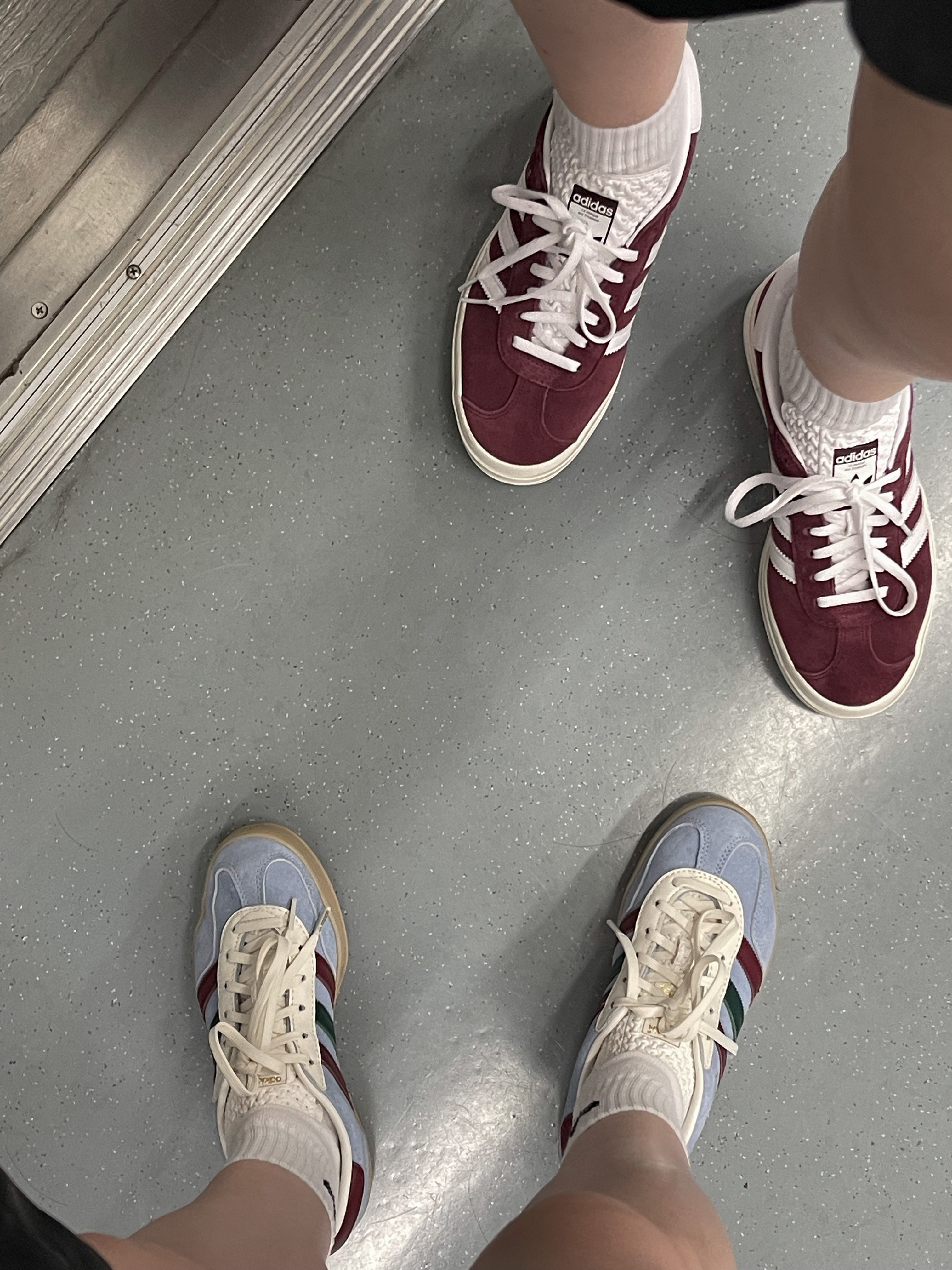 (W) Adidas Gazelle Bold Shadow Red Cloud White, Adidas Gazelle Indoor Blue Dawn Collegiate Burgundy 착용 스타일
