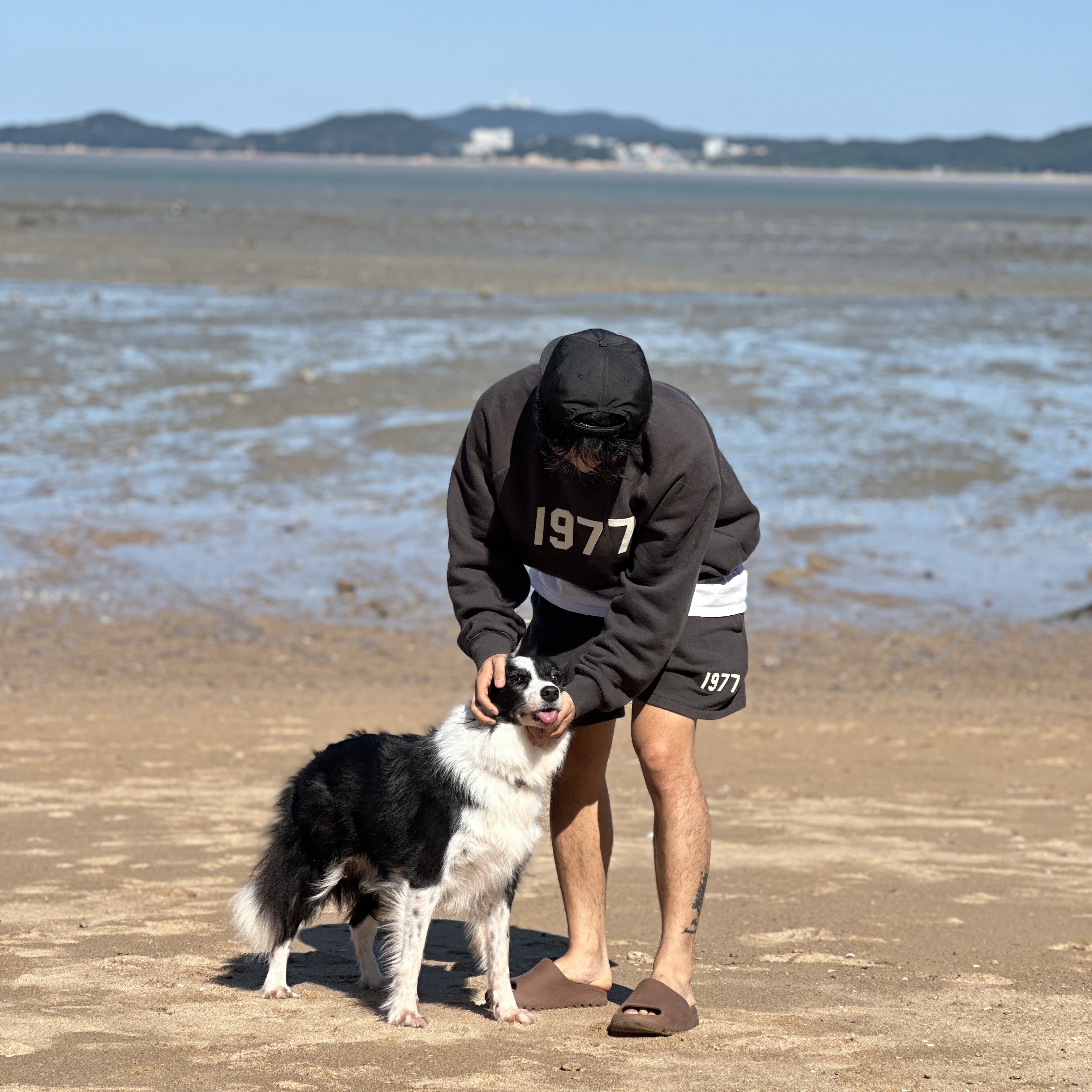 Essentials 1977 Crewneck Sweatshirt Iron - 22SS, Essentials 1977 Shorts Iron - 22SS 착용 스타일