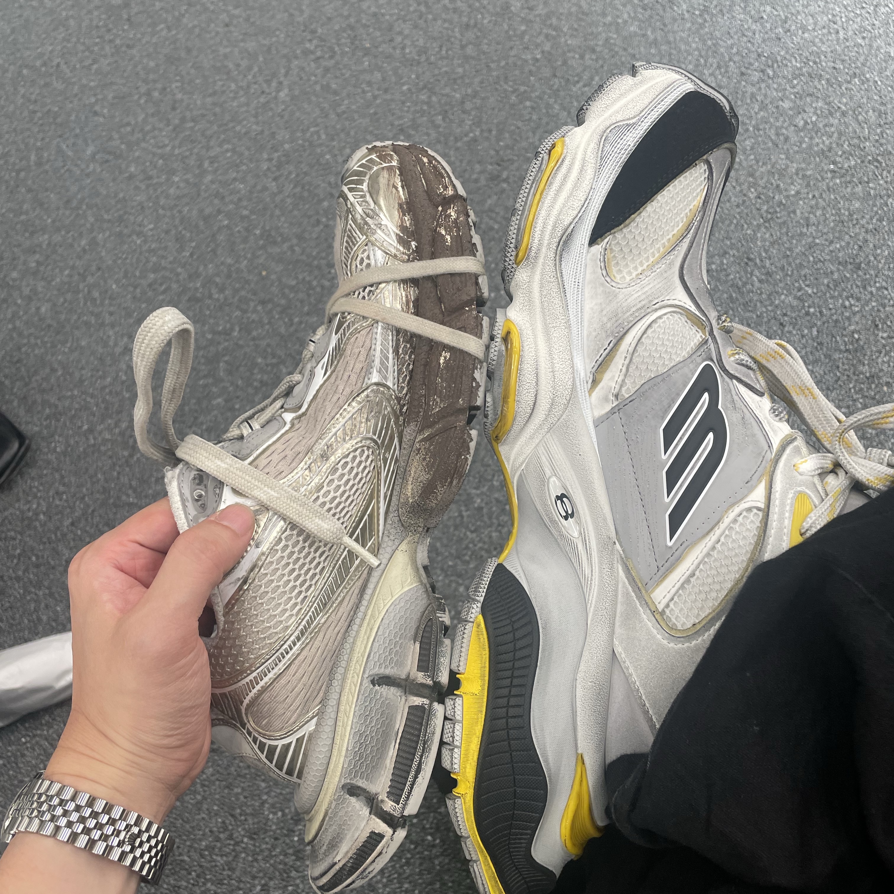 Balenciaga Cargo Sneakers Grey Black Yellow 착용 스타일 - 4