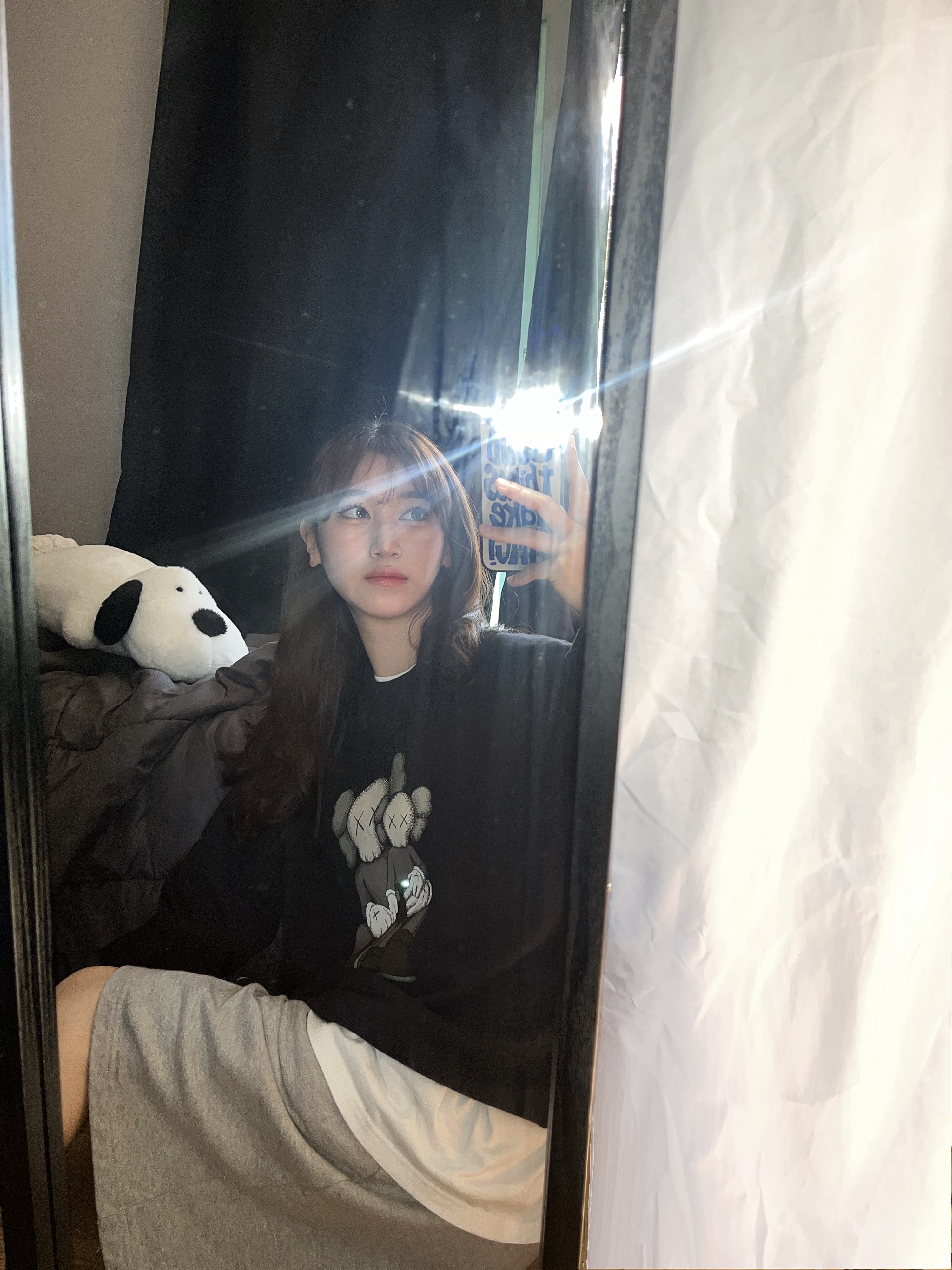 Uniqlo UT x Kaws Long Sleeve Sweatshirt Black 착용 스타일