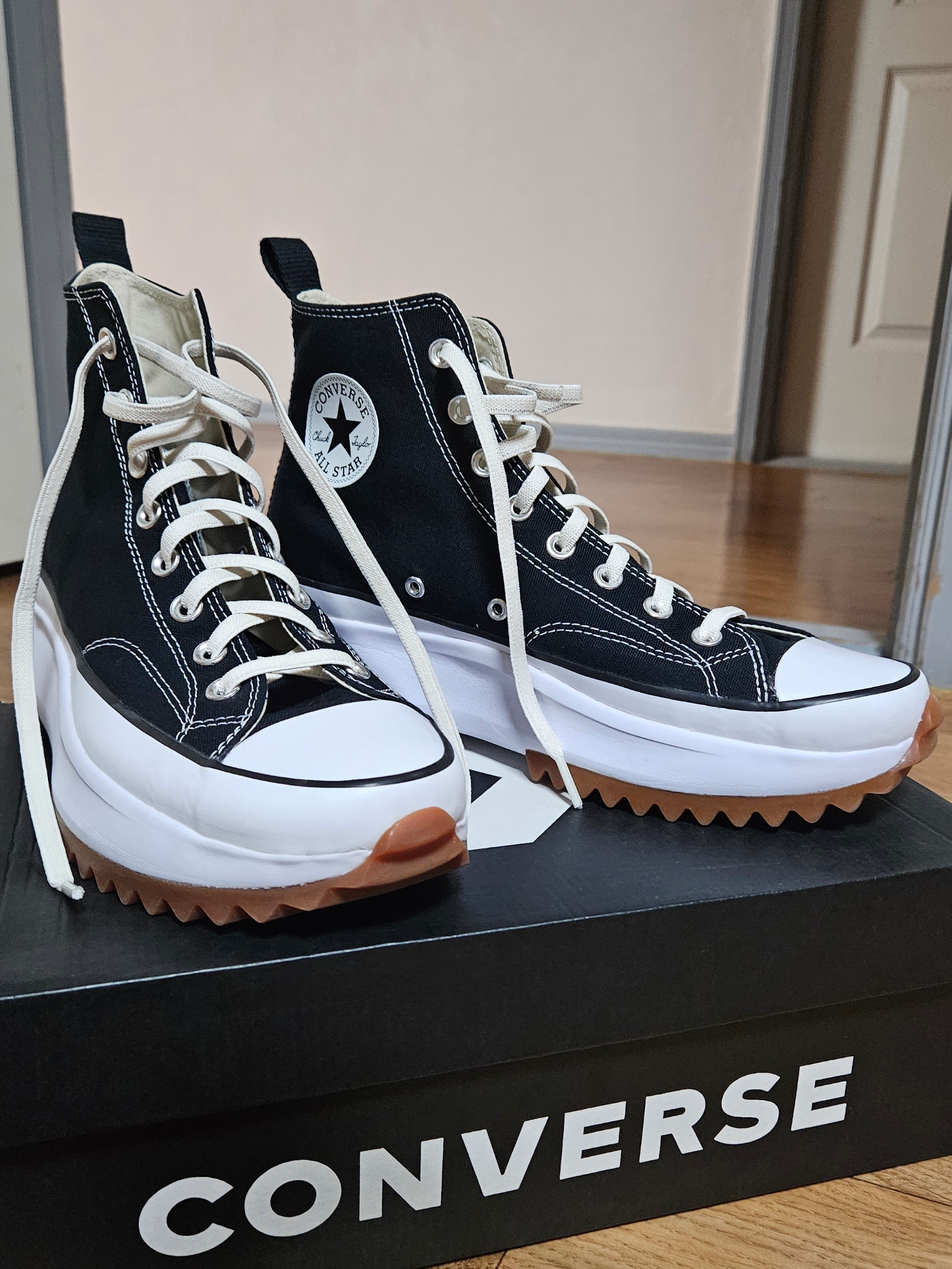 Converse Run Star Hike Hi Black White Gum 착용 스타일 - 2