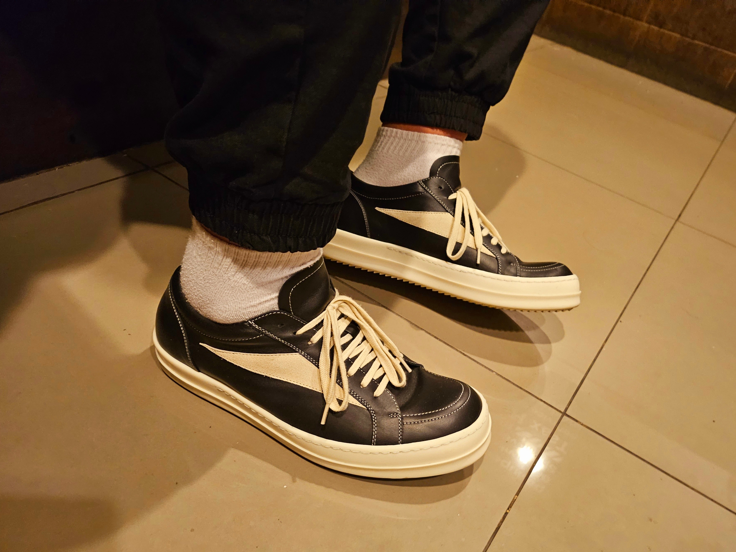Rick Owens Luxor Vintage Sneakers Black Milk, Converse x Drkshdw Drkstr Chuck 70 Ox White 착용 스타일 - 1