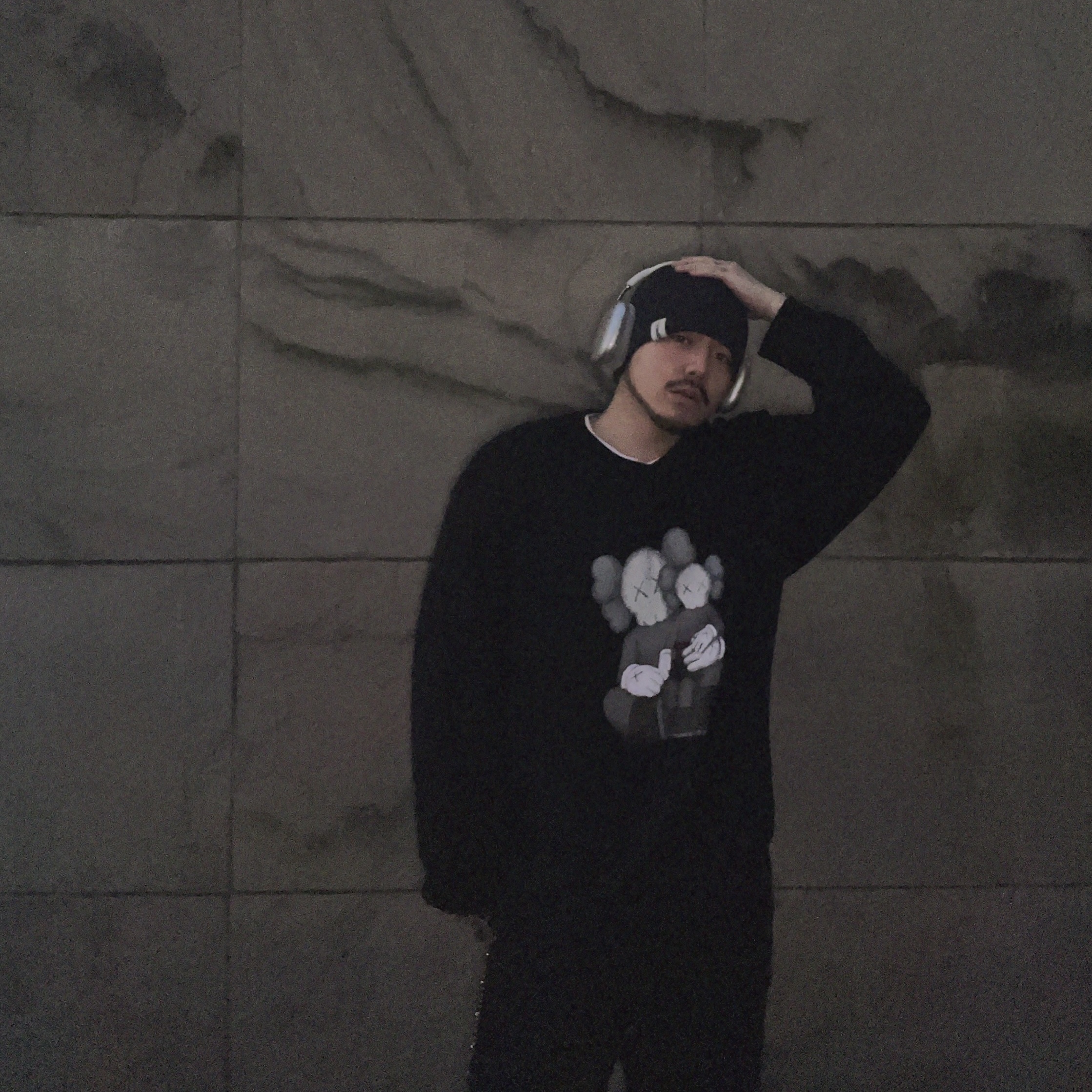 Uniqlo UT x Kaws Long Sleeve Sweatshirt Black, Uniqlo UT x Kaws Short Sleeve Graphic T-Shirt White 착용 스타일 - 2
