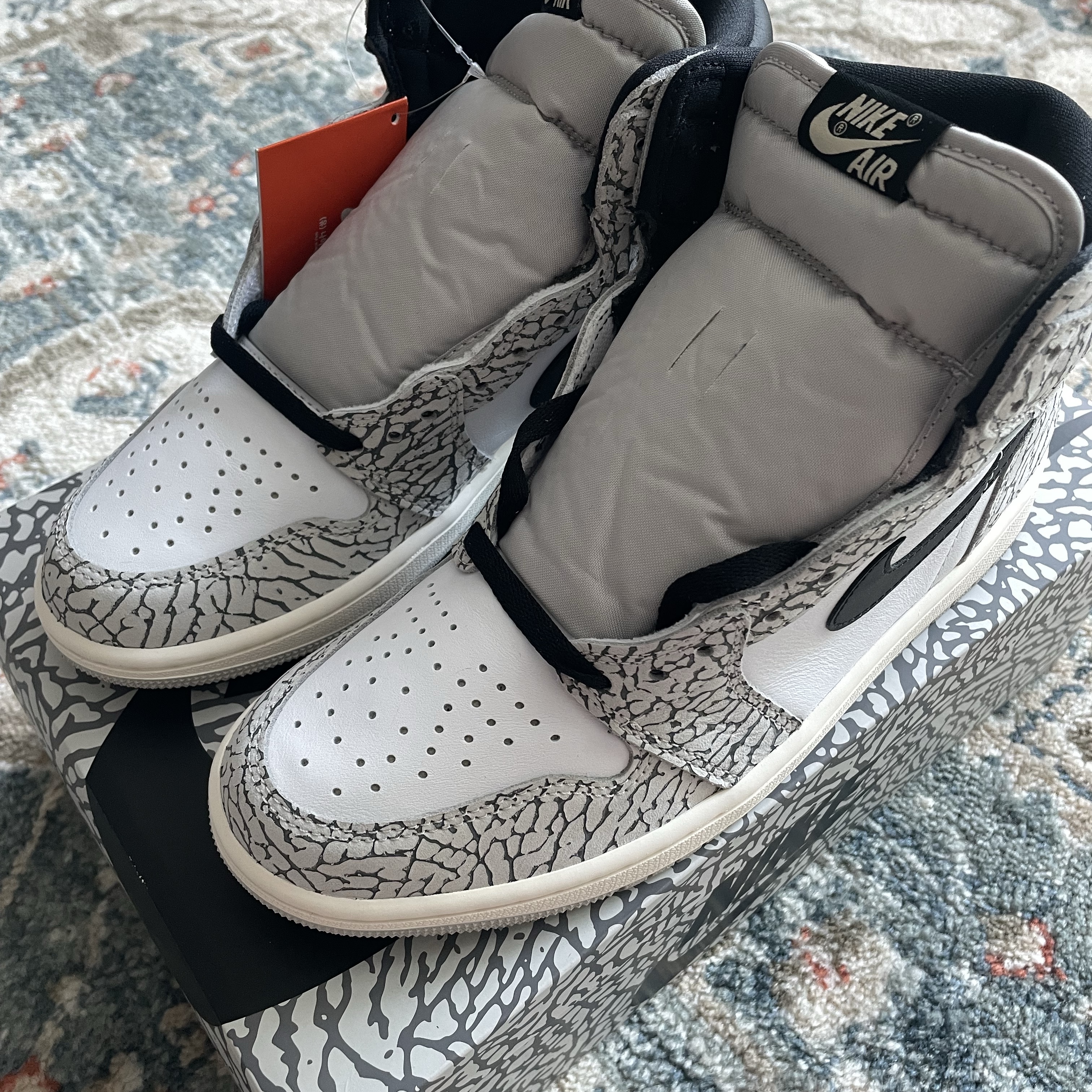 Jordan 1 Retro High OG White Cement 착용 스타일 - 1