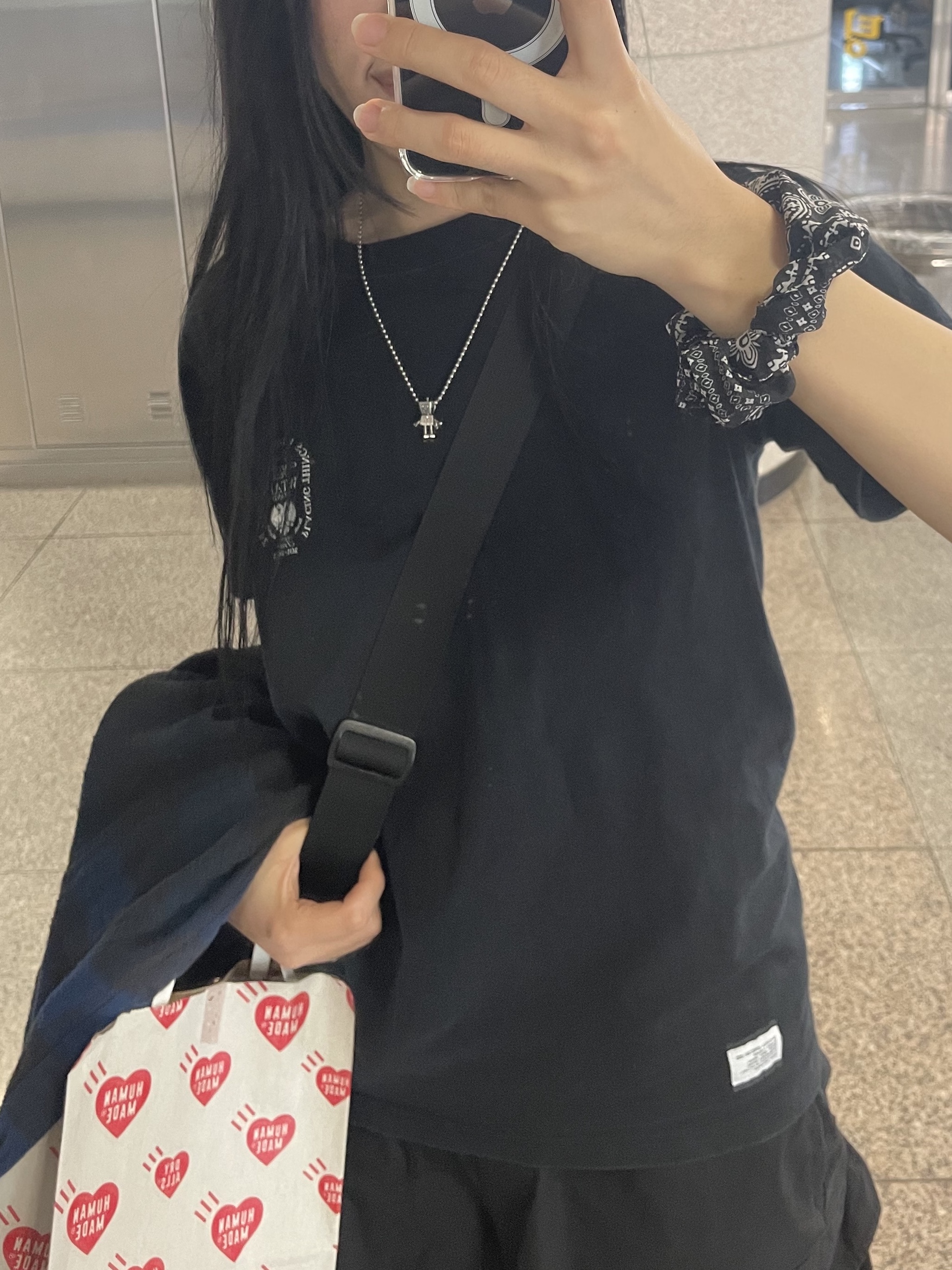 Yeezy Season 6 Desert Boot Graphite, Supreme Small Messenger Bag Black - 22SS 착용 스타일 - 2