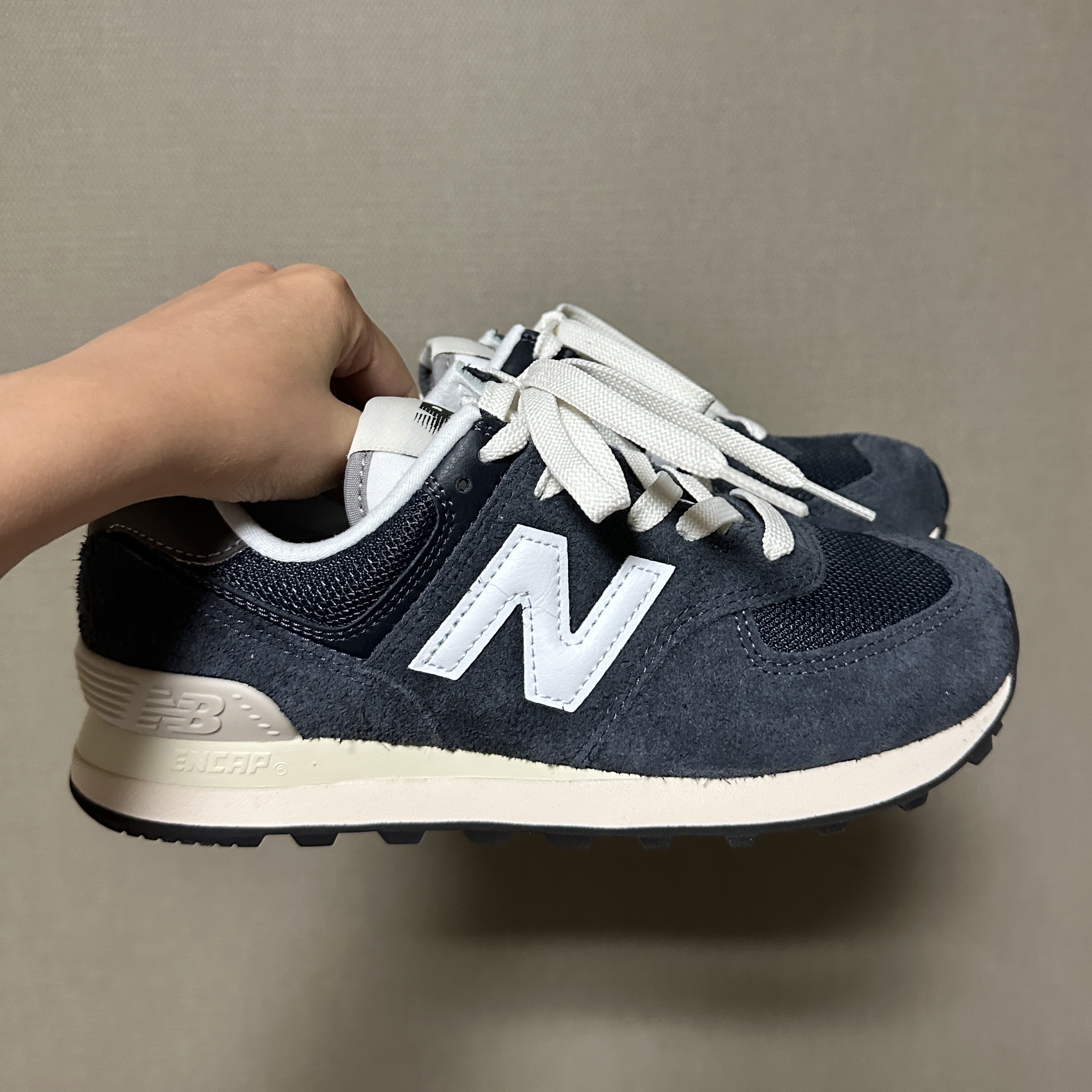 New Balance 574 Heritage Navy 착용 스타일 - 4