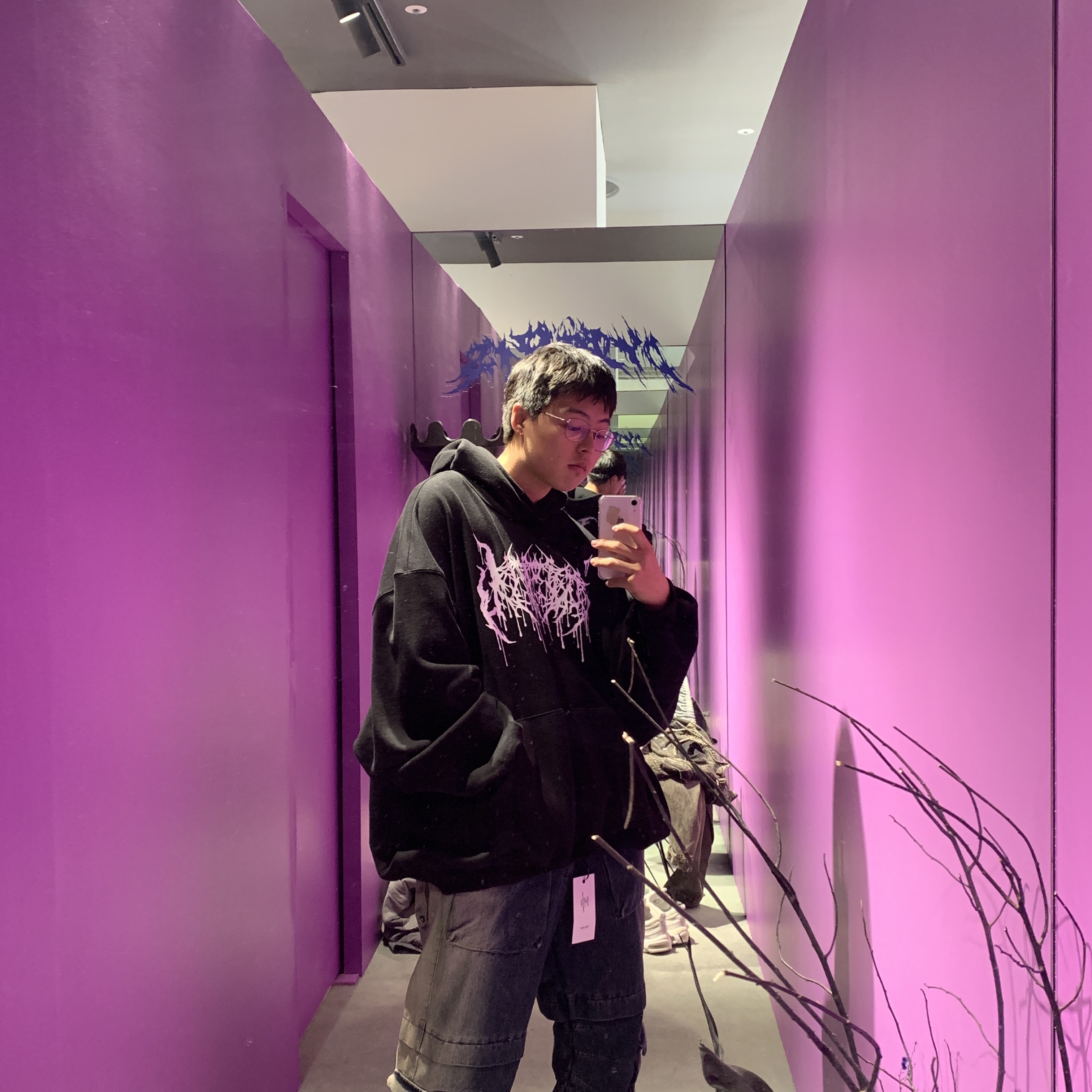 Ourpas 075 Glitter Logo Hoodie 착용 스타일 - 1