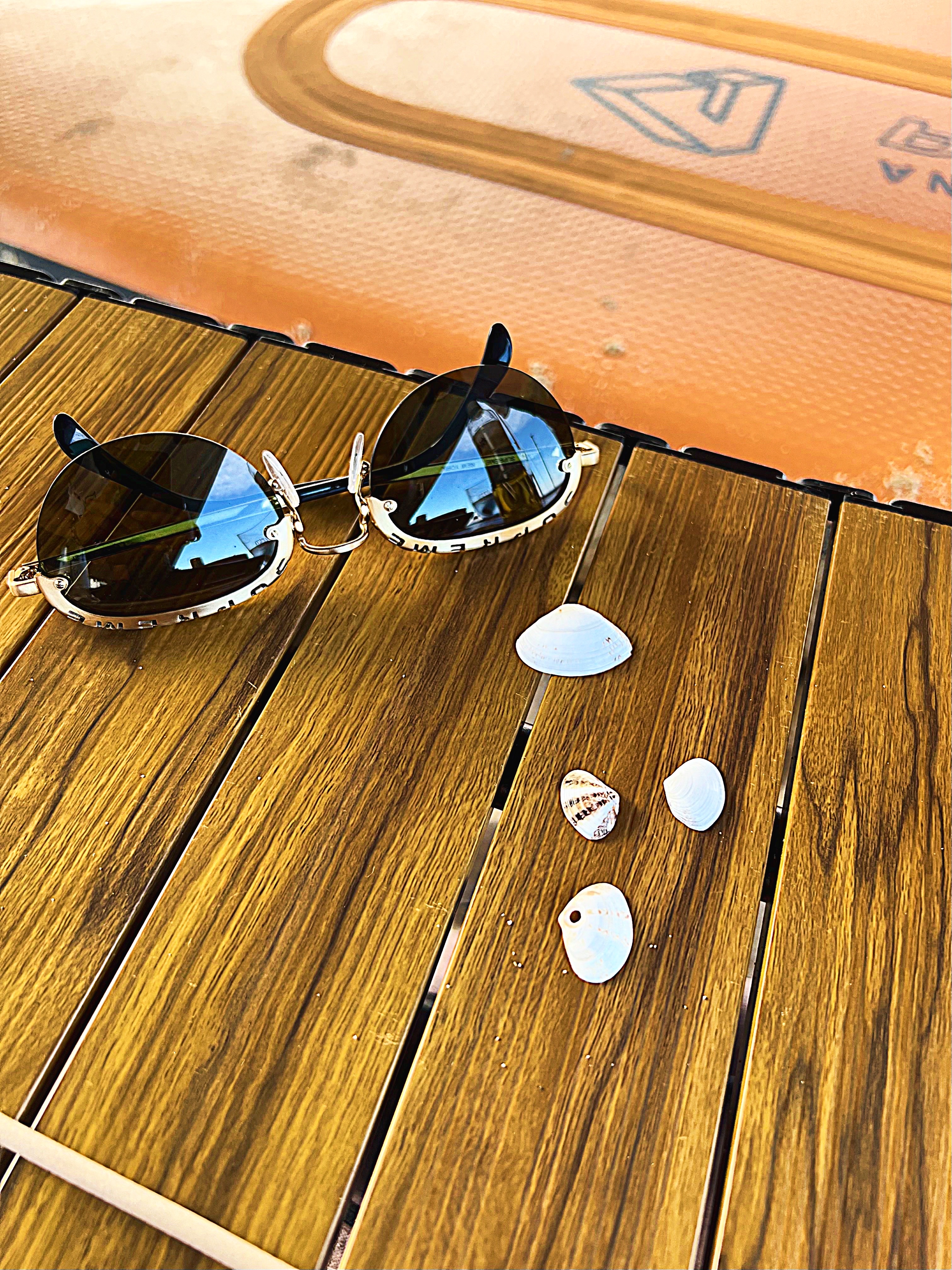 Supreme Elm Sunglasses Gold - 23SS 착용 스타일 - 1