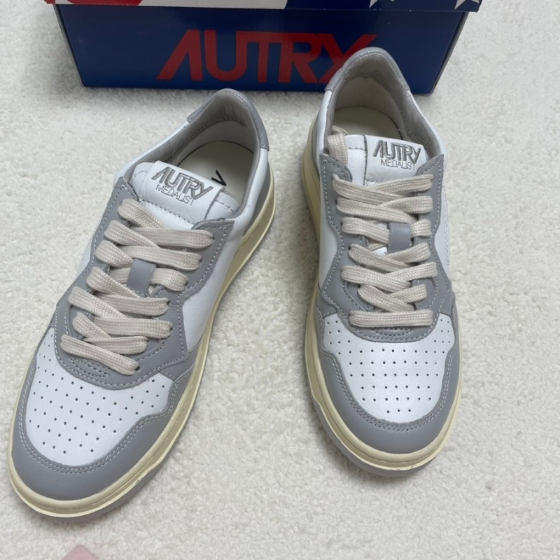 (W) Autry Medalist Low Leather Sneakers Grey White 착용 스타일 - 1