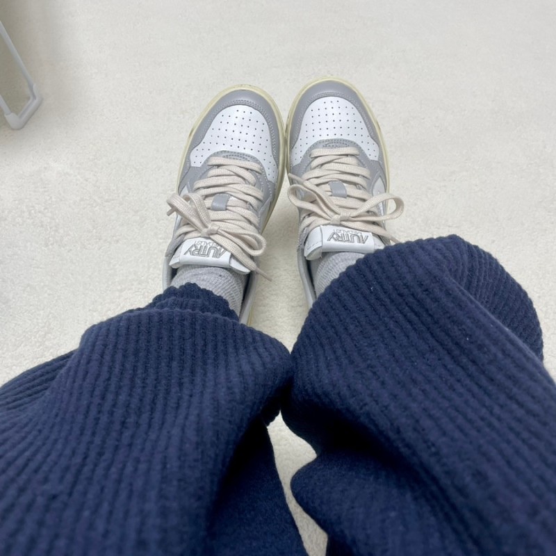 (W) Autry Medalist Low Leather Sneakers Grey White 착용 스타일 - 3