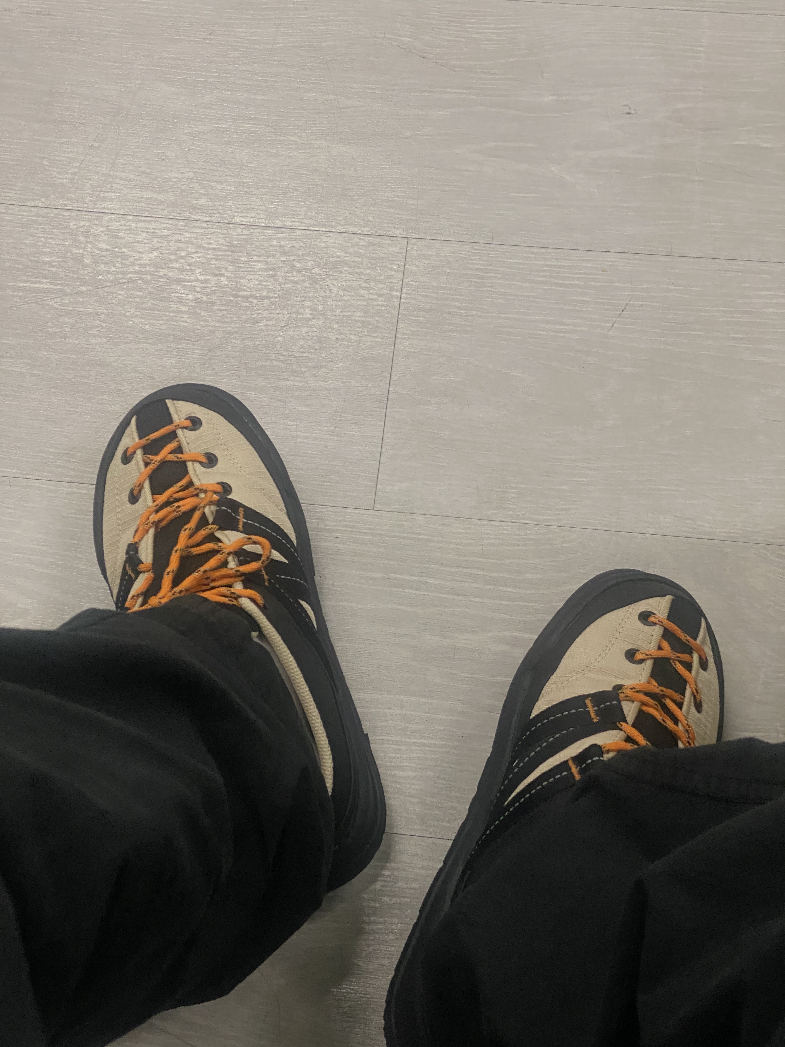 New Balance CRV Mule V2 Yellow 착용 스타일 - 2