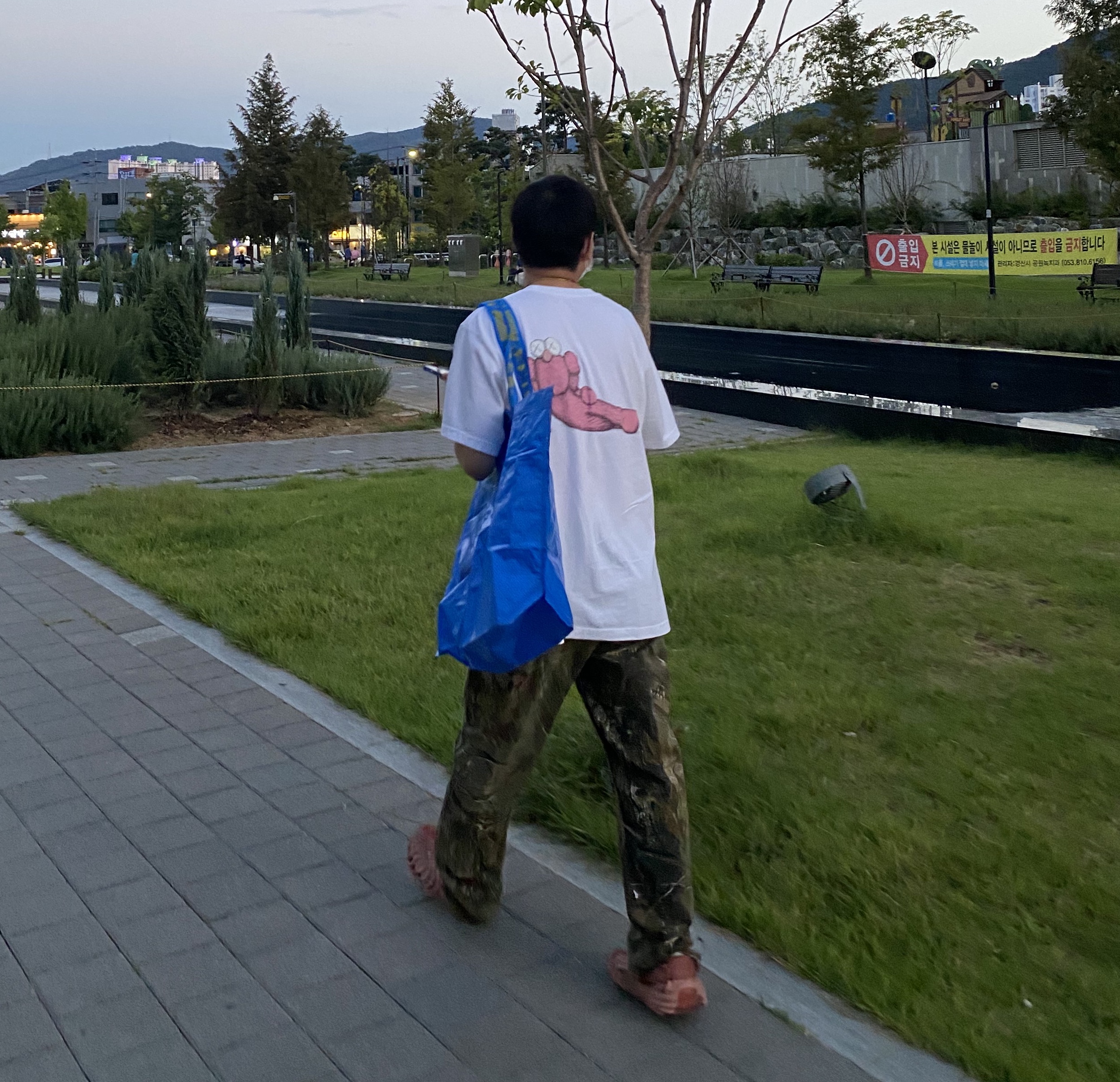 Uniqlo UT x Kaws Short Sleeve Graphic T-Shirt White, Stussy x Our Legacy Formal Cut Realtree Forest Camo 착용 스타일