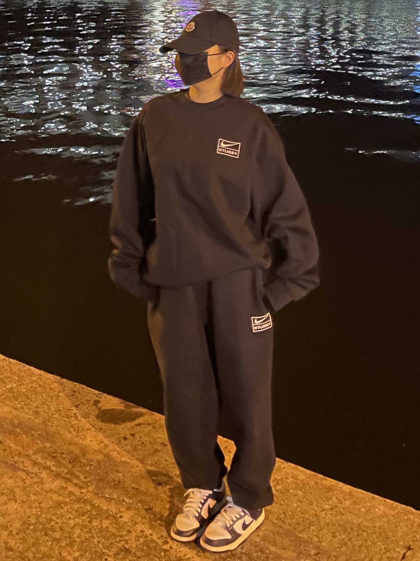 Nike x Stussy NRG Washed Fleece Crewneck Black (DO5310-010), Nike x Stussy NRG RA Washed Fleece Pants Black (DN4030-010) 착용 스타일
