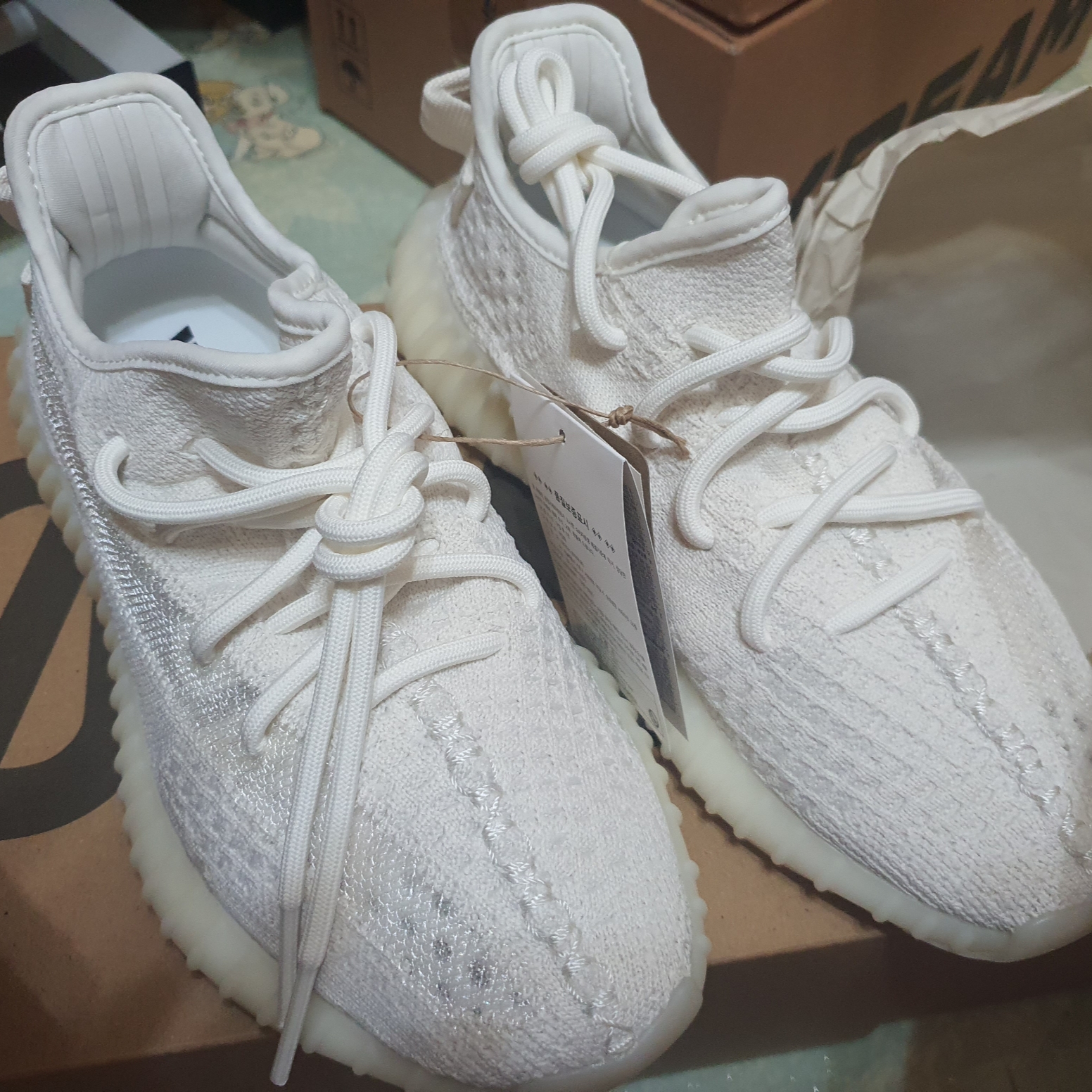 Adidas Yeezy Boost 350 V2 Bone 착용 스타일