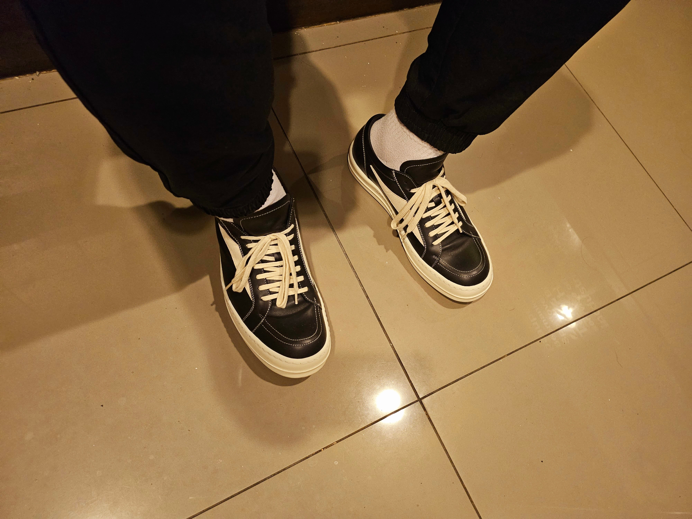 Rick Owens Luxor Vintage Sneakers Black Milk, Converse x Drkshdw Drkstr Chuck 70 Ox White 착용 스타일 - 2