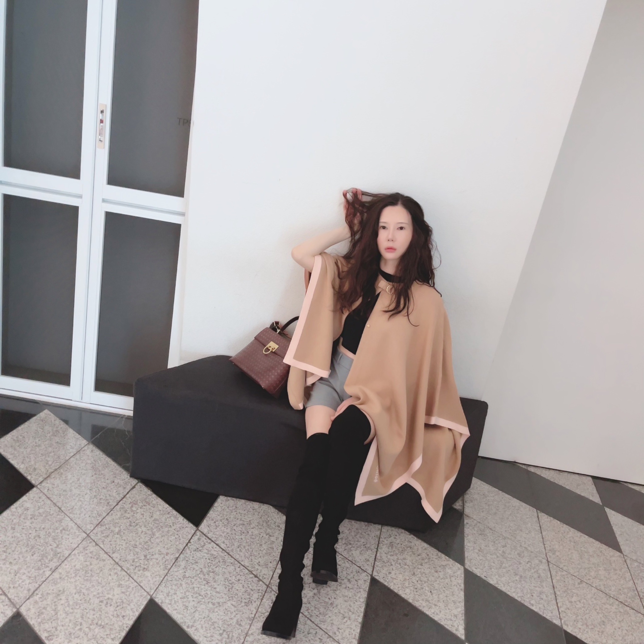Ferragamo Small Kelly Bag Leather Brown, (W) Stuart Weitzman Tideland Boots Stretch Nappa Leather Black 착용 스타일 - 1
