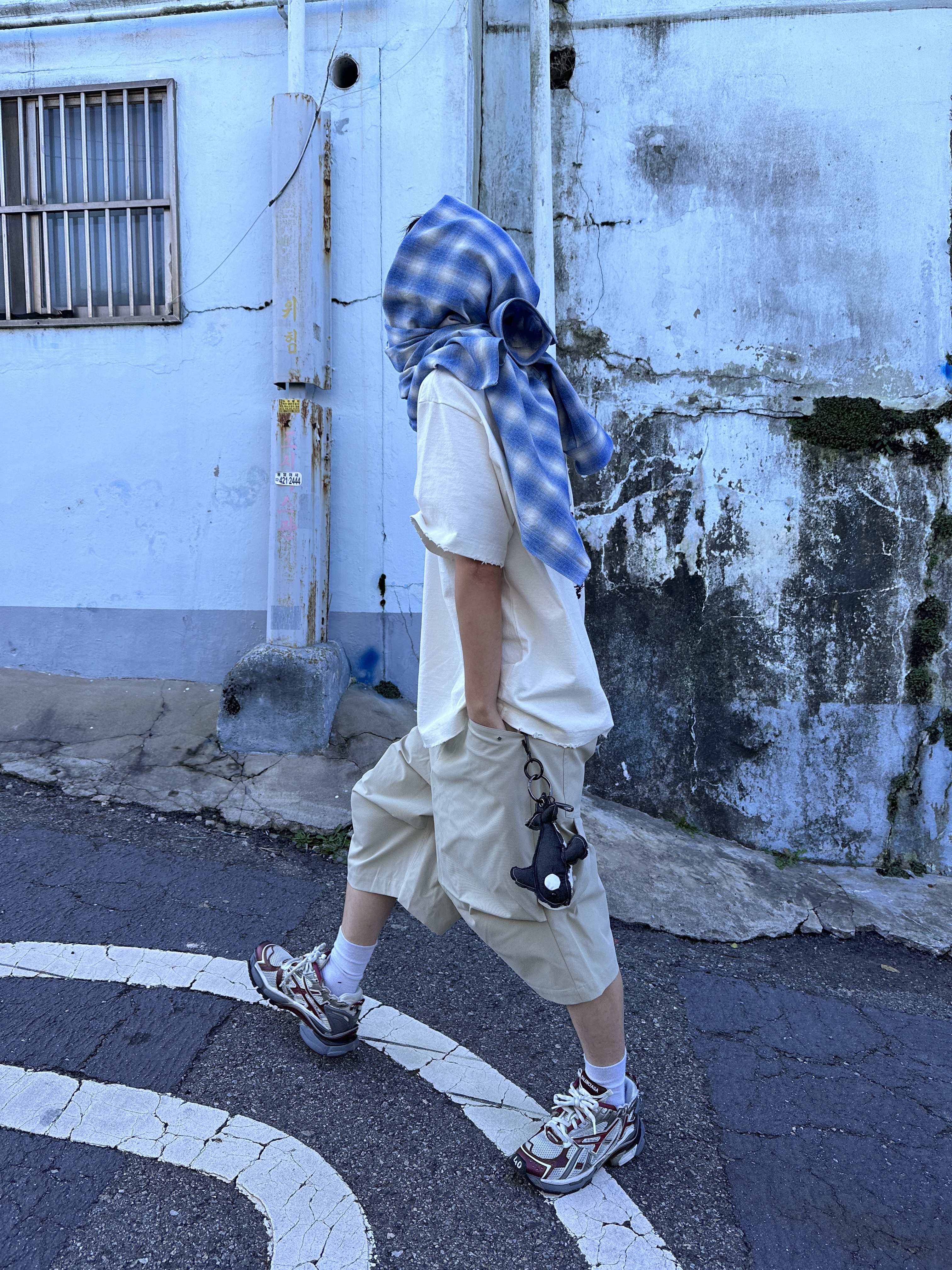 Nonnod Flexible String Check Shirts Vintage Blue, Nonnod Alpine Carpenter Shorts Beige 착용 스타일 - 1