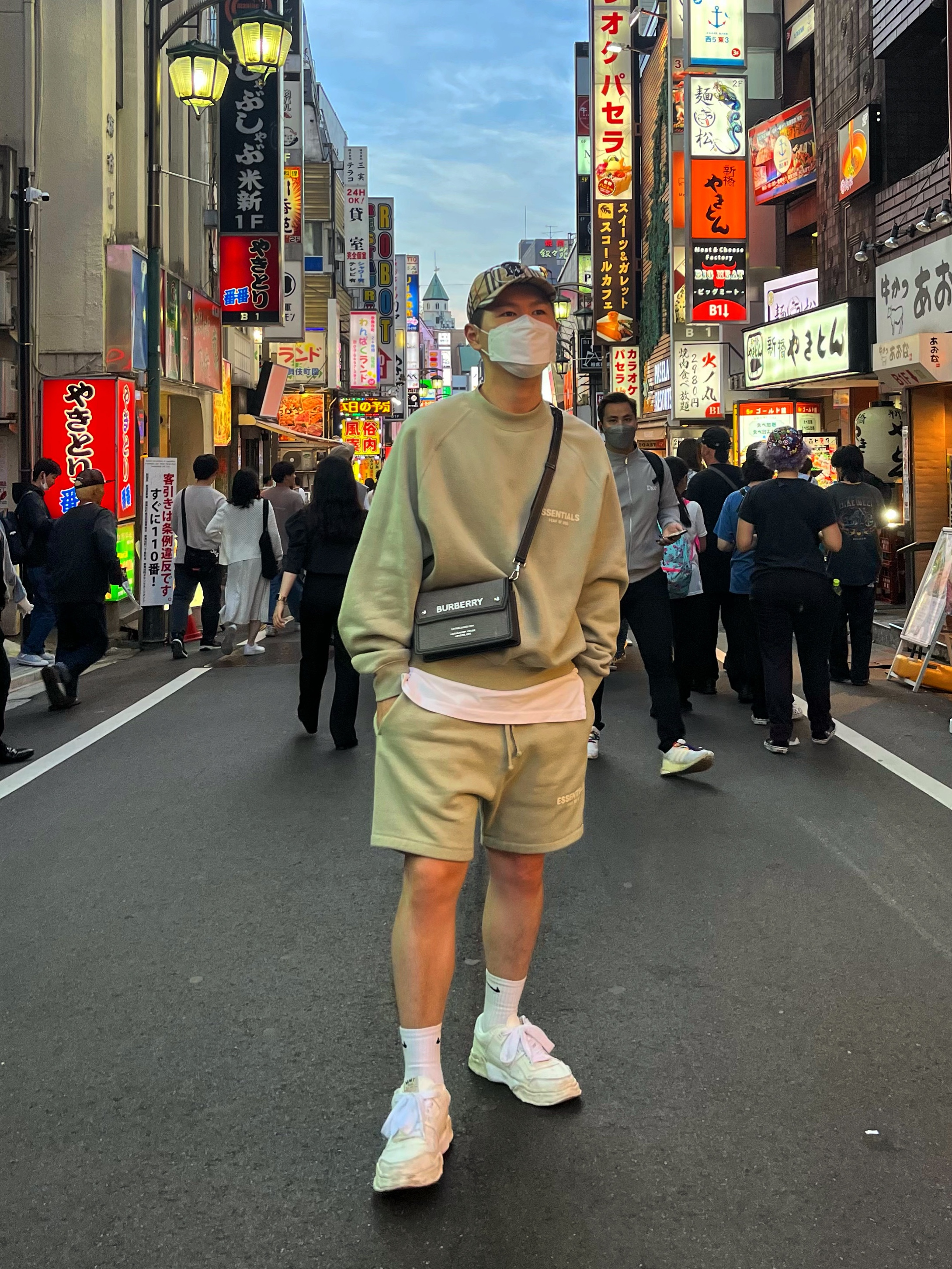 Essentials Crewneck Sweatshirt Seafoam - 22SS, Essentials Shorts Seafoam - 22SS 착용 스타일