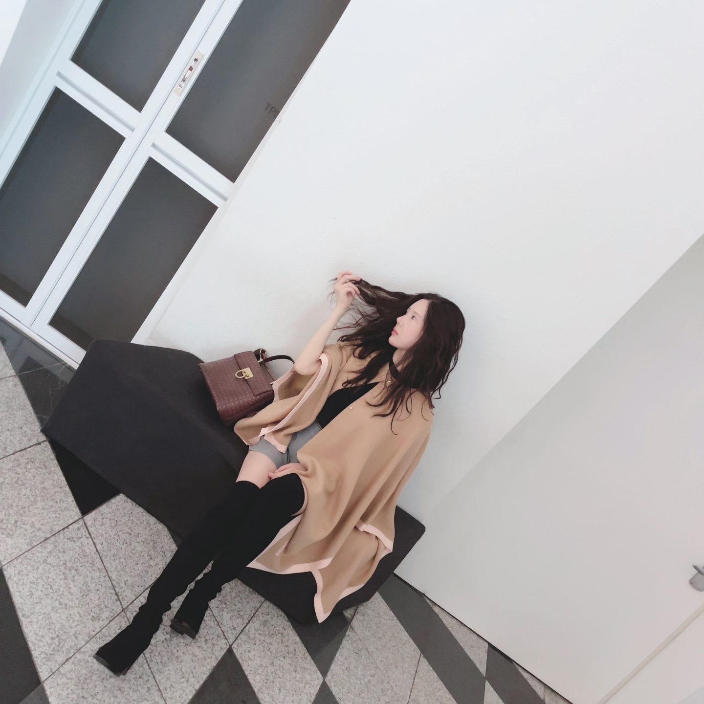 Ferragamo Small Kelly Bag Leather Brown, (W) Stuart Weitzman Tideland Boots Stretch Nappa Leather Black 착용 스타일 - 2