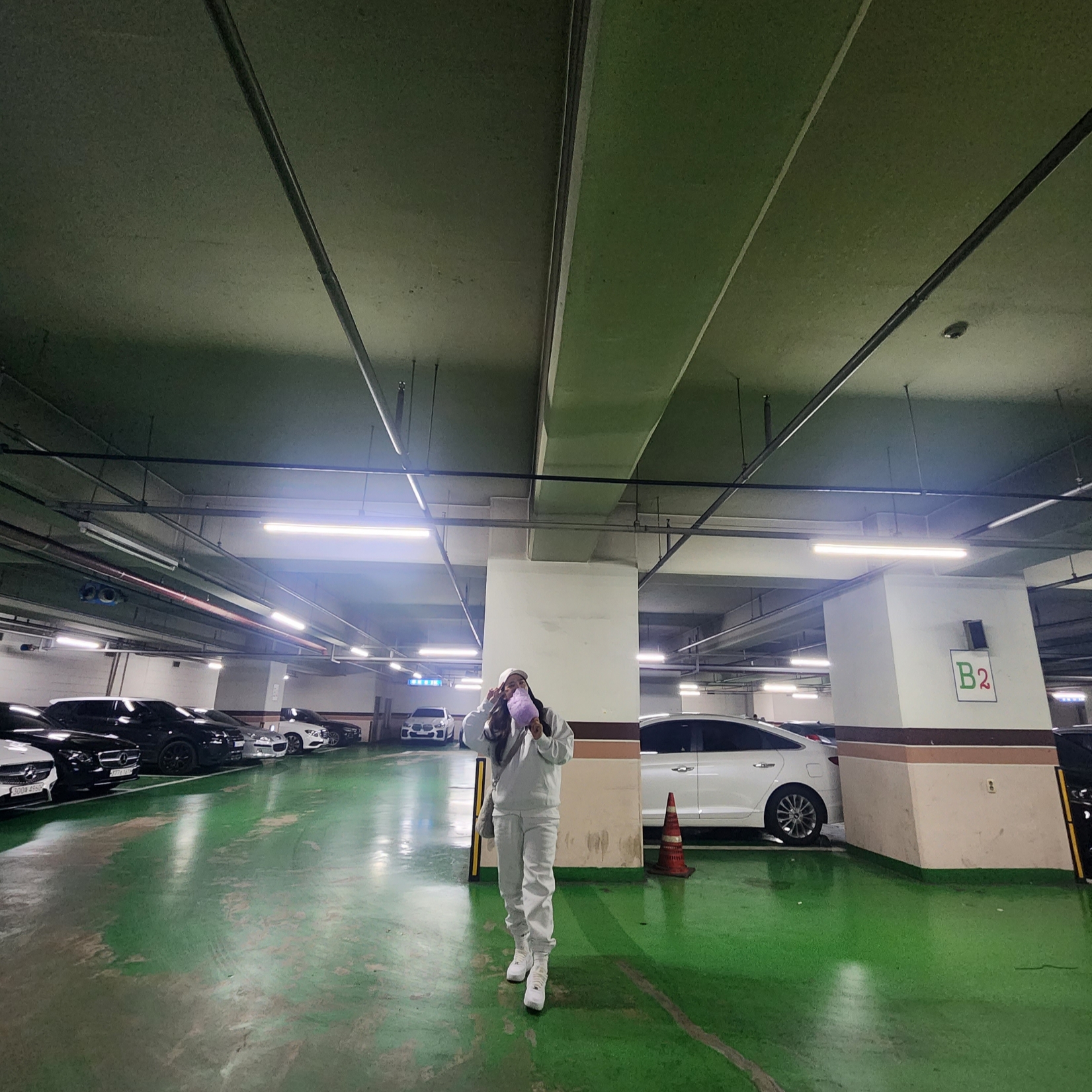 (W) Nike NRG Solo Swoosh Fleece Pants Summit White - Asia, Nike NSW Faux Fur Tote Bag Light Iron Ore 착용 스타일