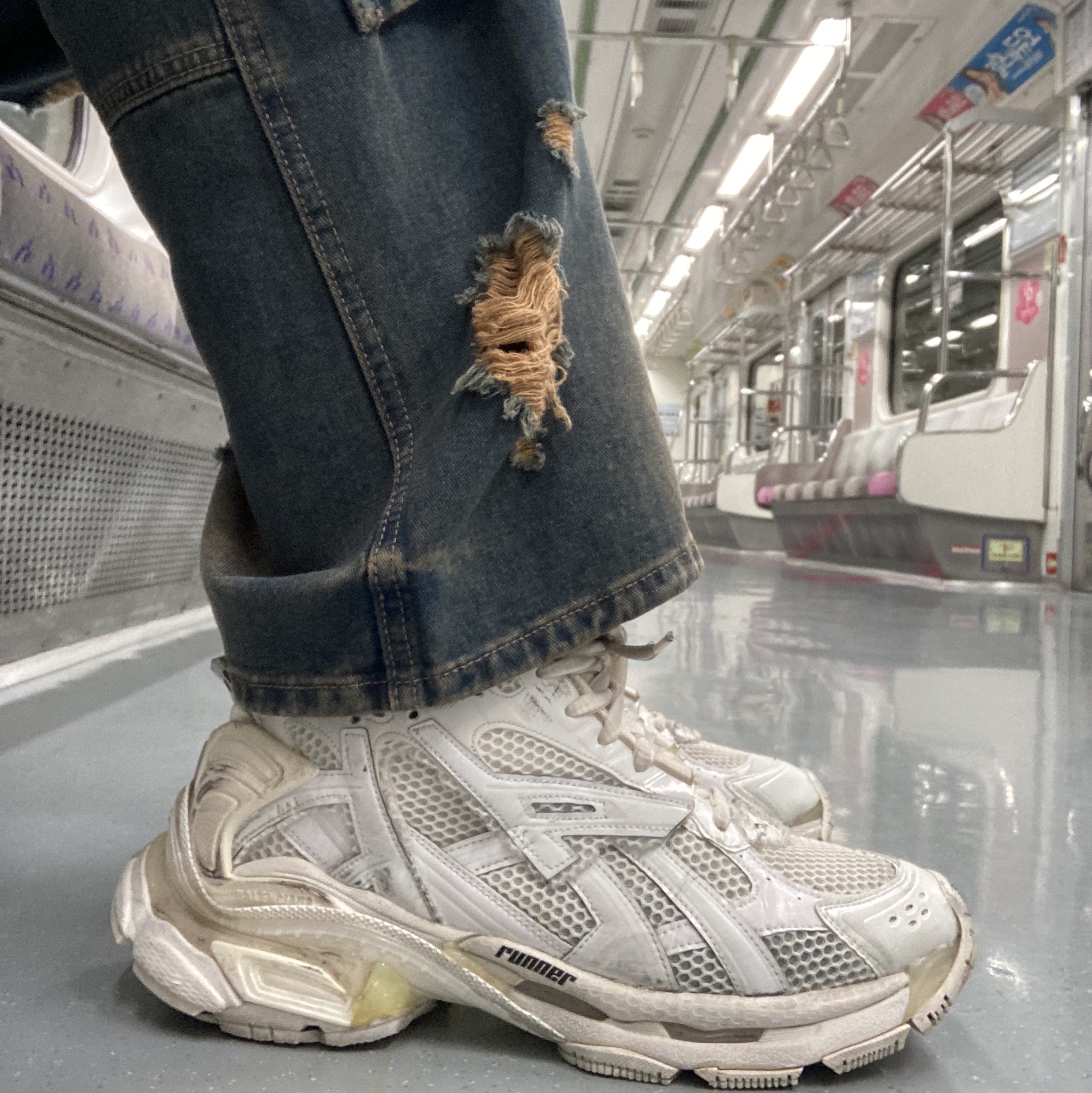 Balenciaga Runner Sneakers White 착용 스타일 - 3