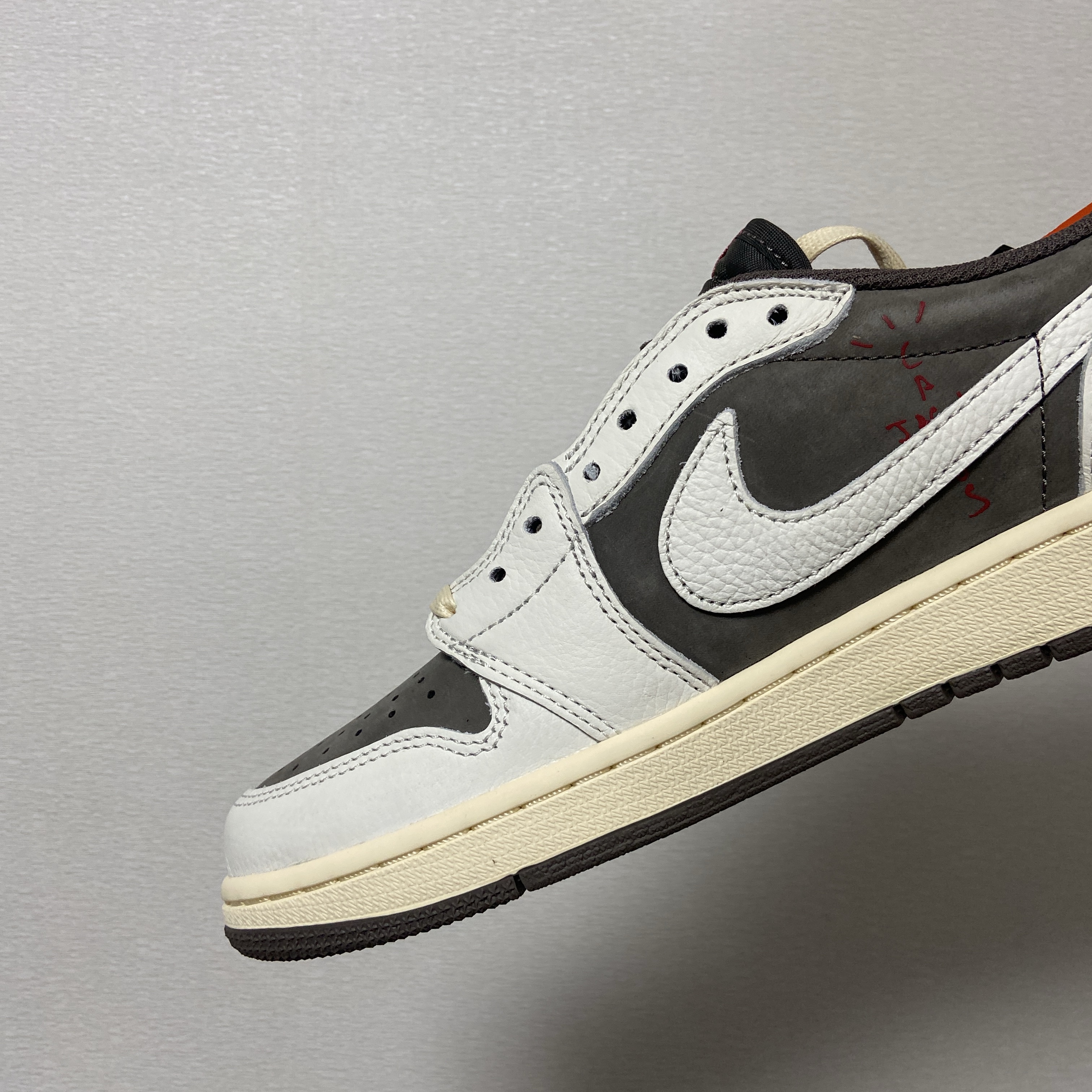 Jordan 1 x Travis Scott Retro Low OG SP Sail and Ridgerock 착용 스타일 - 1
