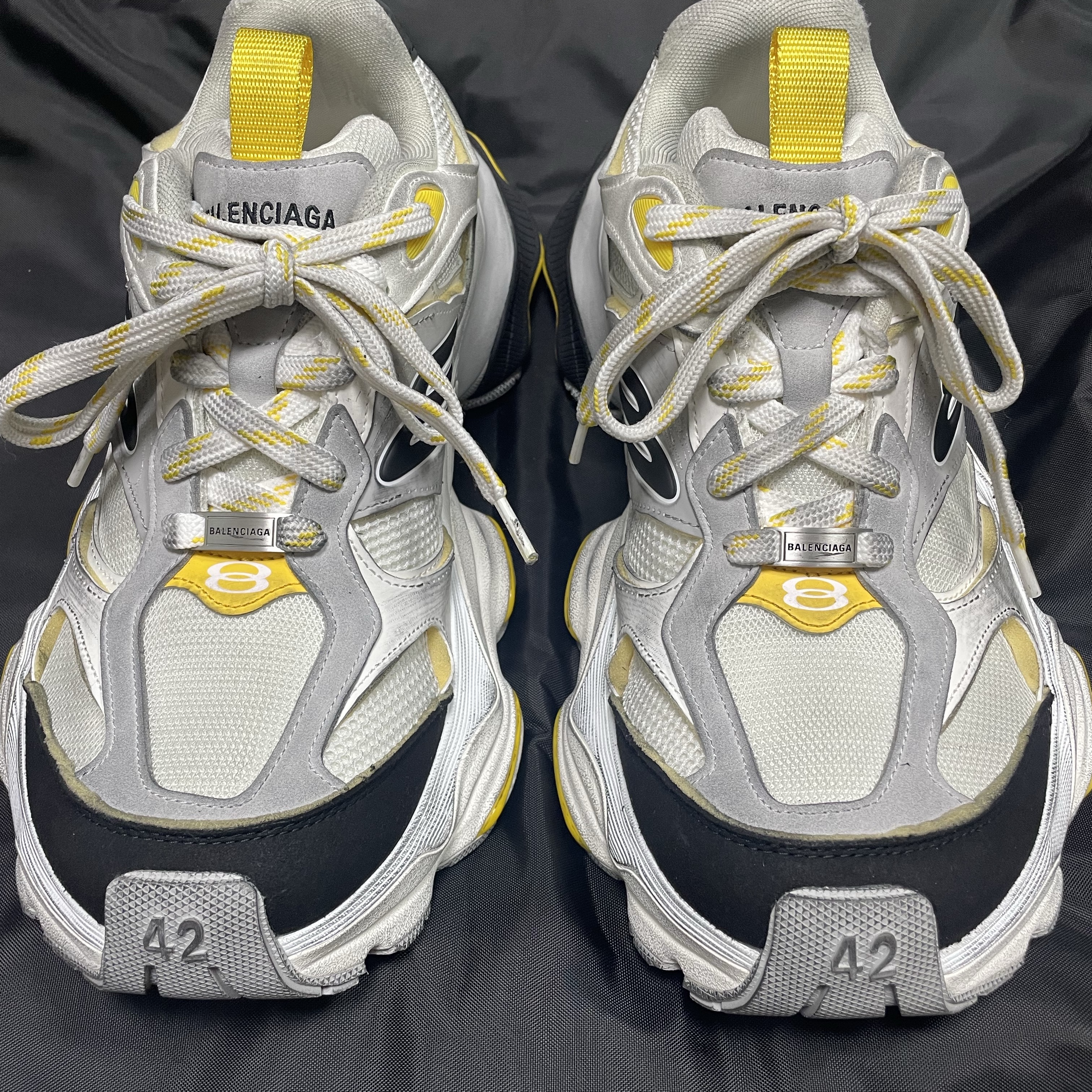 Balenciaga Cargo Sneakers Grey Black Yellow 착용 스타일 - 1