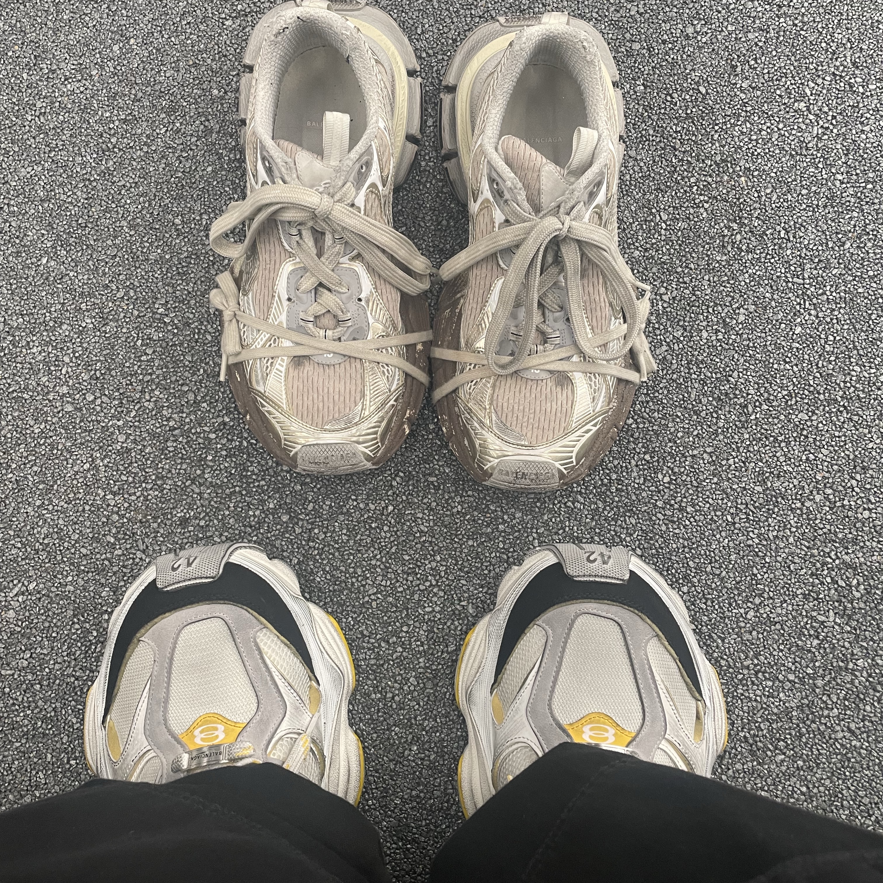 Balenciaga Cargo Sneakers Grey Black Yellow 착용 스타일 - 2
