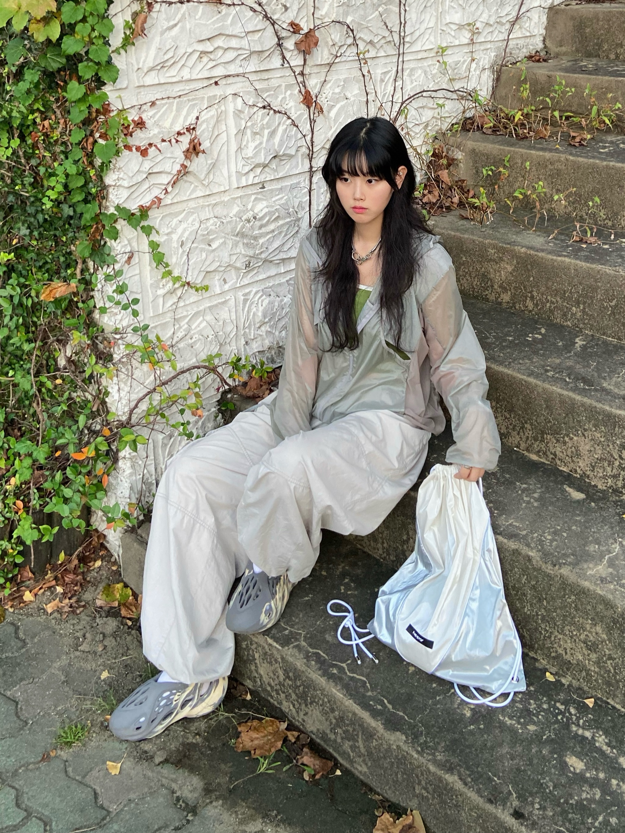 Adidas Yeezy Foam RNNR MXT Moon Gray 착용 스타일 - 1