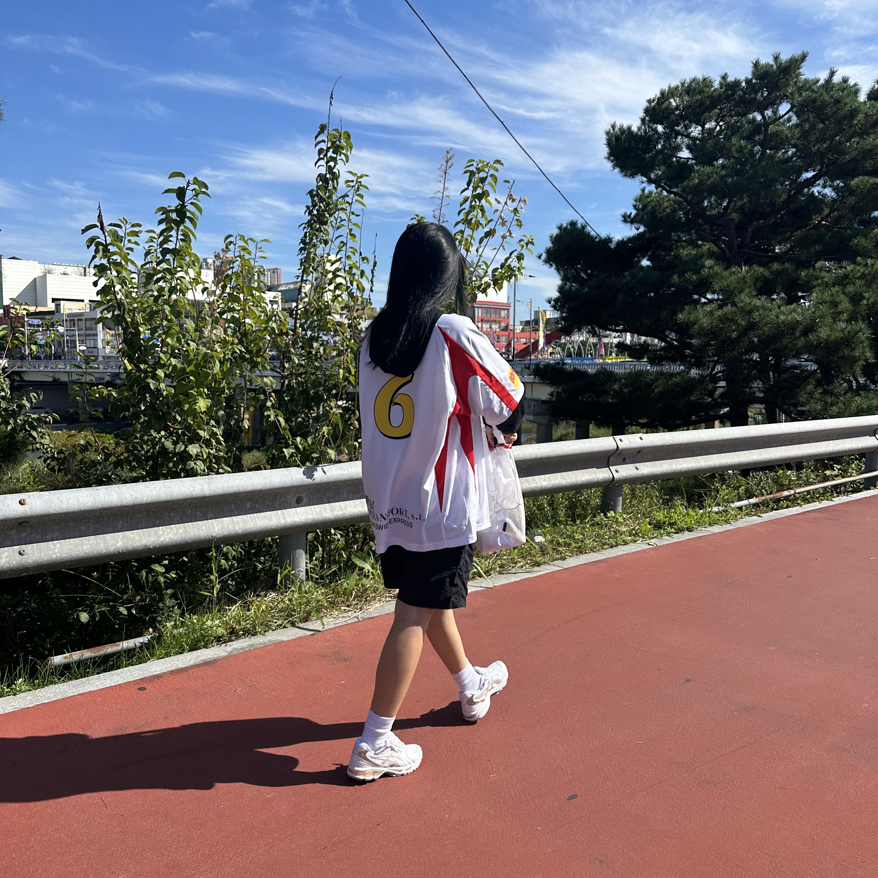 Supreme Hooded Soccer Jersey White - 23FW, Supreme Mesh Small Backpack White - 23SS 착용 스타일 - 1