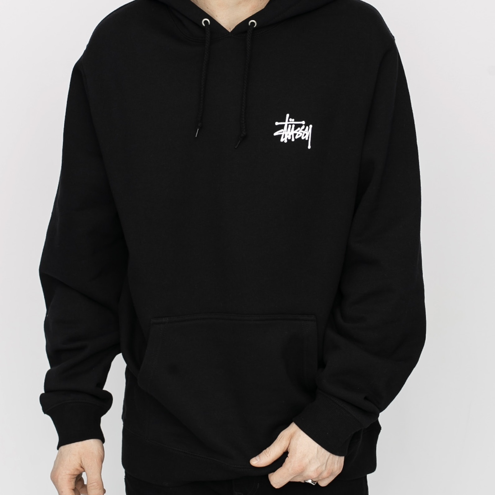Stussy Basic Stussy Hoodie Ash Heather 2023, Stussy Basic Stussy Hoodie Black 2023 착용 스타일 - 4