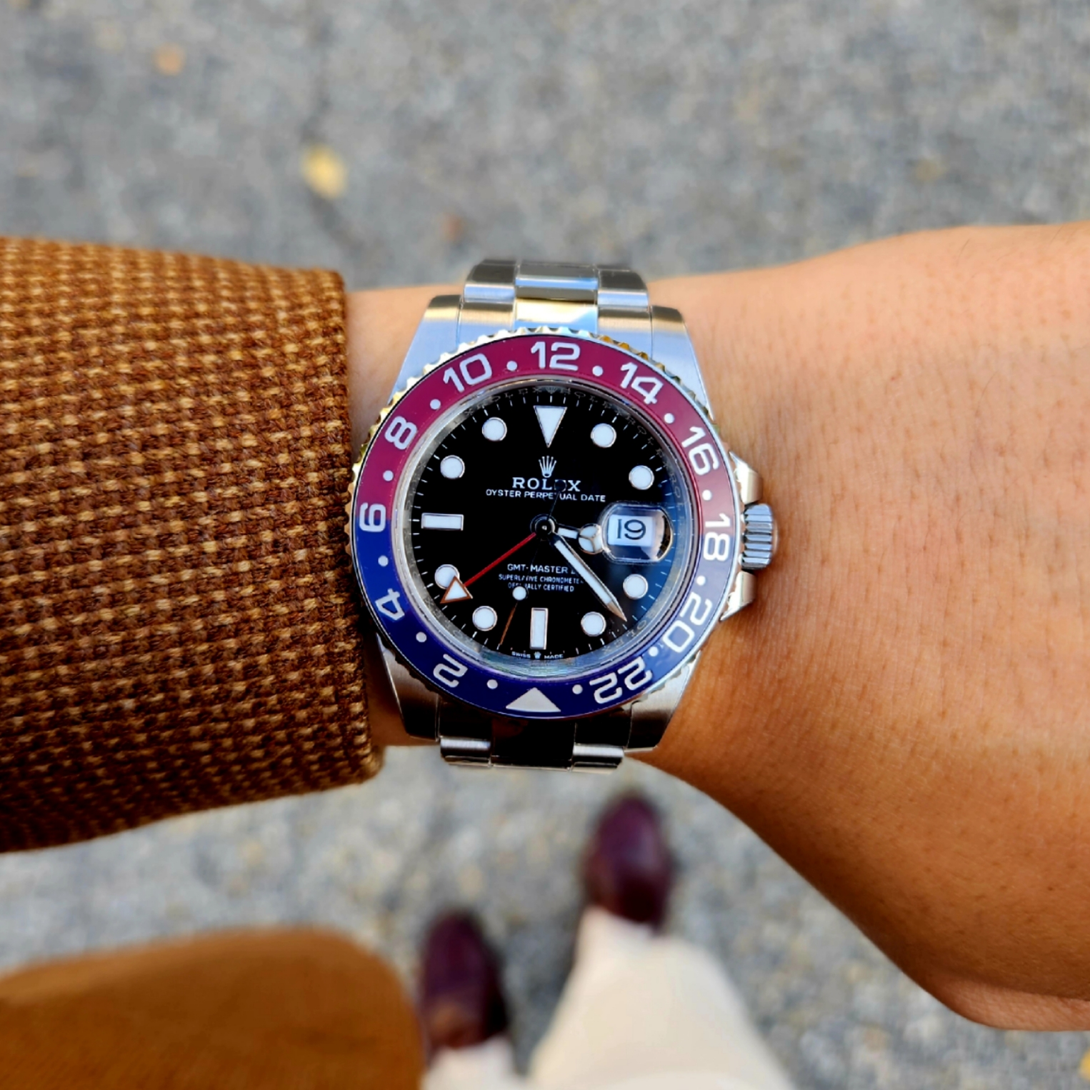 Rolex GMT-Master II 40mm 126710BLRO Black Oyster 착용 스타일